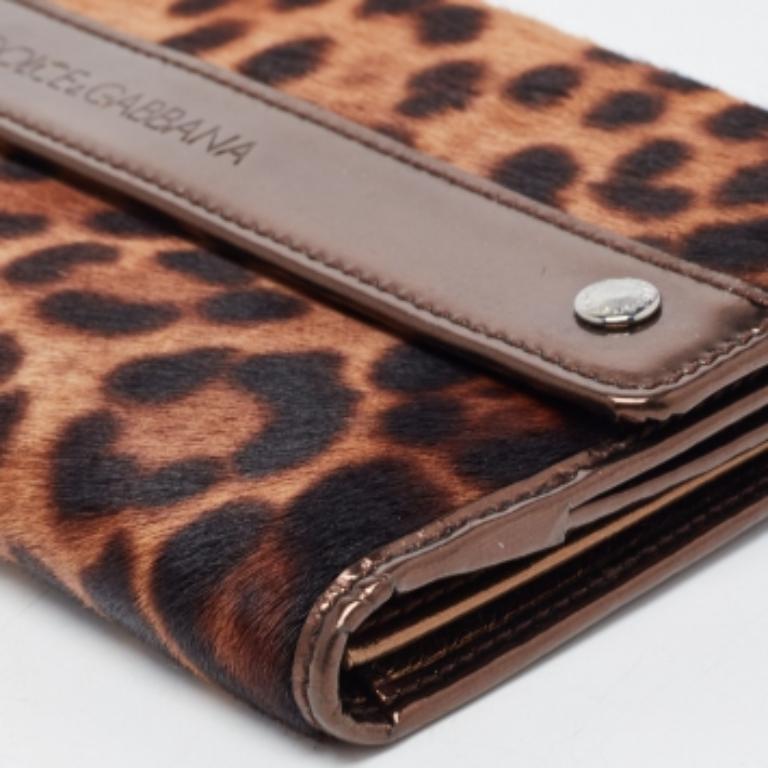 Cartera continental Dolce & Gabbana de piel de becerro con estampado de leopardo y charol marrón en venta 3