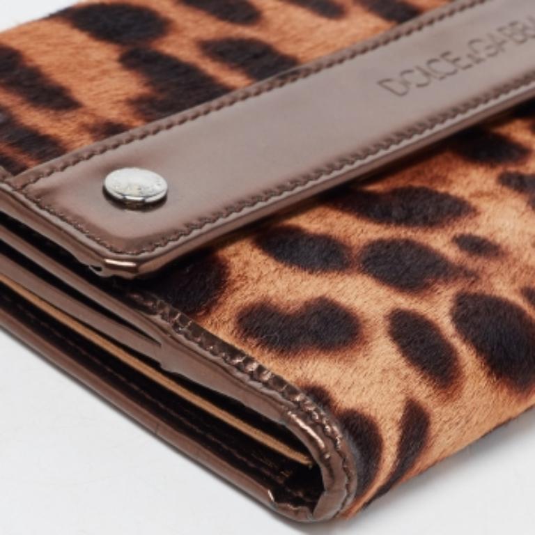 Cartera continental Dolce & Gabbana de piel de becerro con estampado de leopardo y charol marrón en venta 4