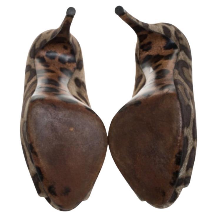 L'amore di Dolce & Gabbana per la stampa leopardata è chiaramente evidente in questo paio di décolleté. Realizzate in tela con un'audace stampa leopardata, queste décolleté sono semplicemente stupende. Sono state disegnate con punta peep e tacco a