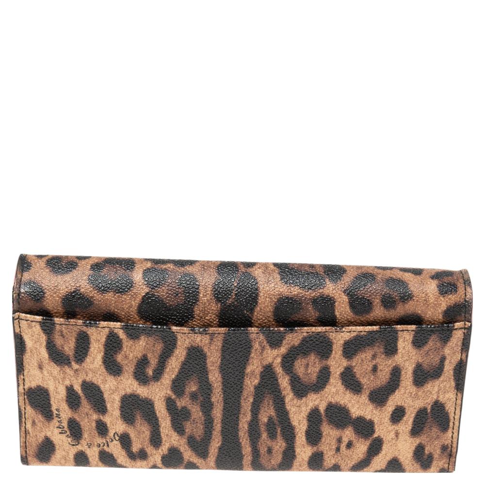 This continental wallet from the House of Dolce & Gabbana is an essential accessory to own. It is made from brown leopard-printed coated canvas on the exterior, with a gold-tone plaque placed on the front. It opens to a leather-nylon interior.