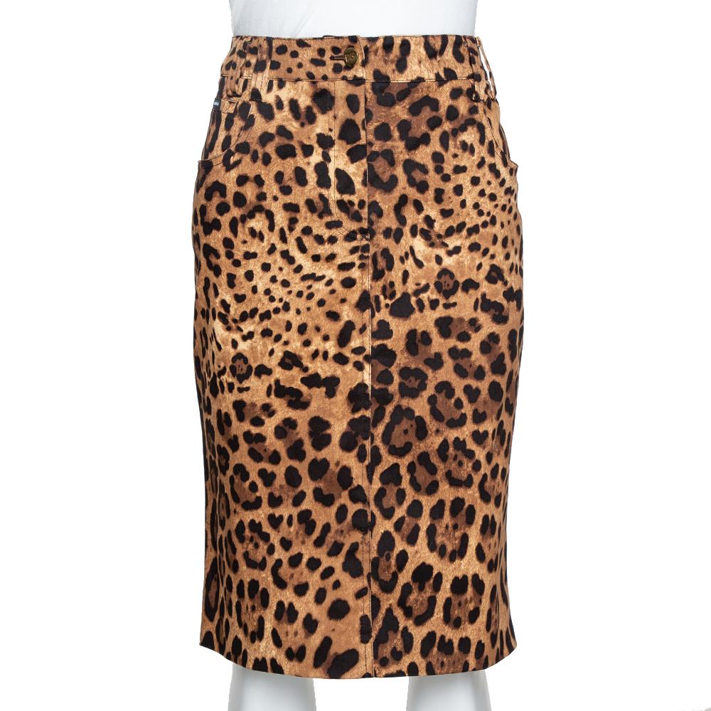 Dolce & Gabbana's skirt is crafted with a cotton blend. It is beautifully designed with a brown leopard-print all over and a knee-length silhouette. Equipped with concealed zip closure, this pretty skirt will look best with a breezy top and