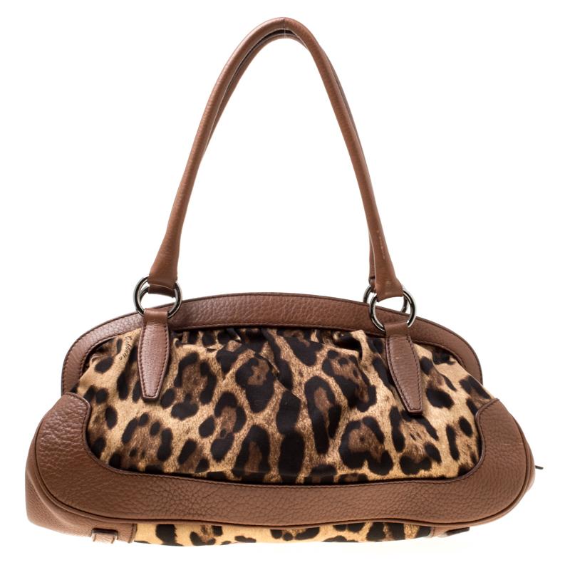 Do you know what would be the perfect bag to swing for your daily errands or sprees? This one here from Dolce & Gabbana. It is perfect! Crafted from leopard-printed fabric as well as leather, the bag has a lovely shape, two leather handles and a