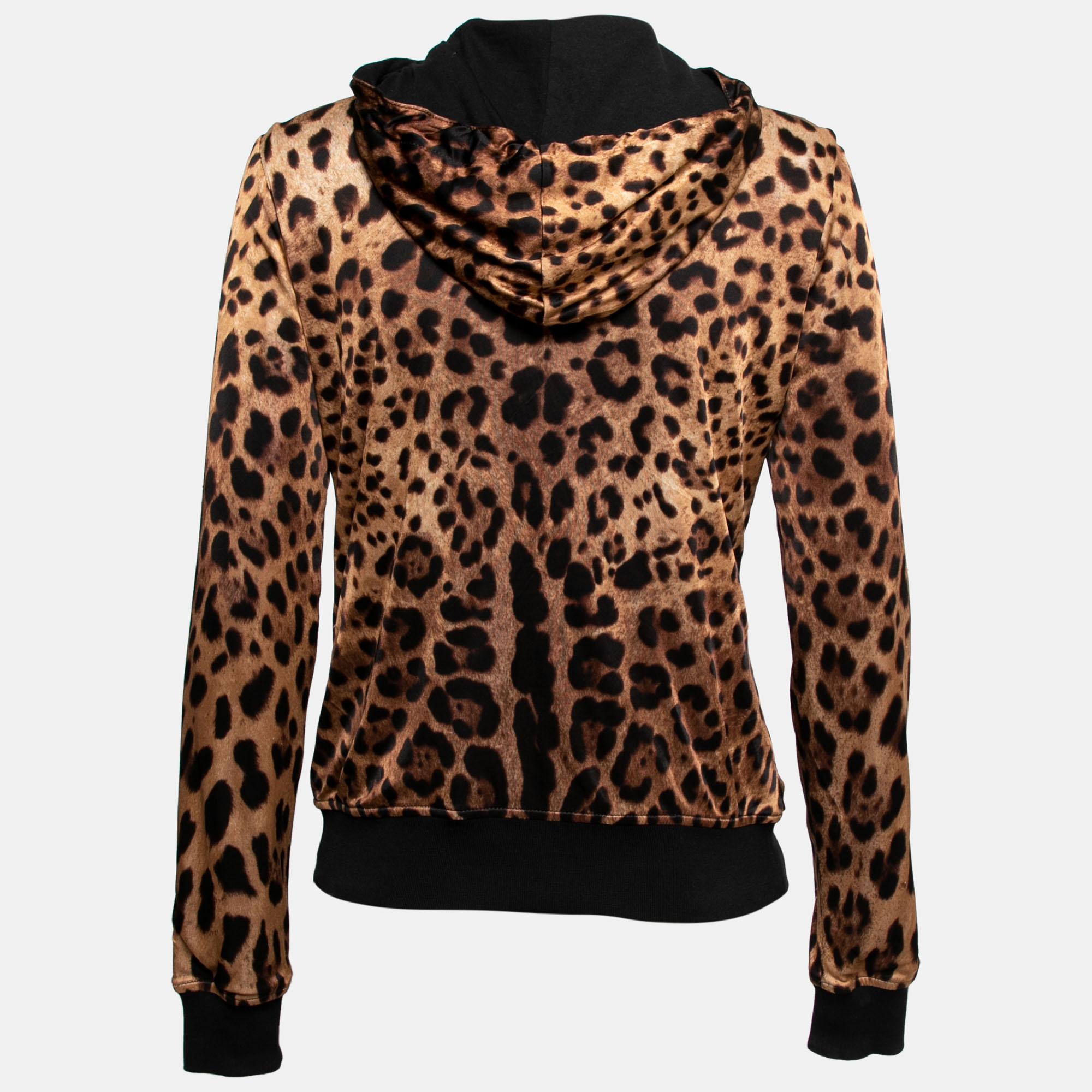 Update your luxury wardrobe with this hoodie from the House of Dolce & Gabbana. It is fashioned in brown leopard-printed jersey fabric and flaunts a zip-front fastening, a logo detail on the front, and long sleeves. Add panache to your winter outfit