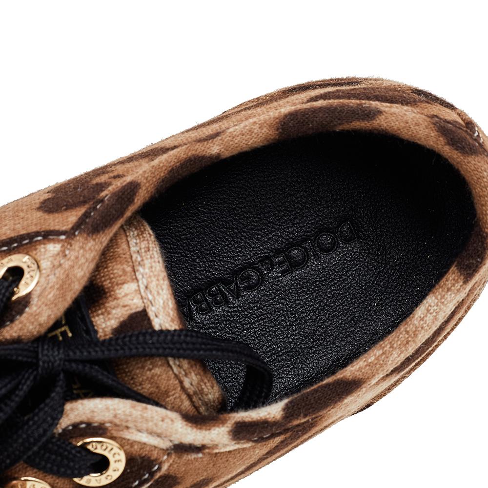 Wenn Komfort ein Paar Schuhe ist, dann wäre es dieses von Dolce & Gabbana. Die Low-Top-Sneaker aus mit Leopardenmuster bedrucktem Stoff verfügen über runde Zehen, Schnürsenkel und Logo-Details. Strapazierfähige Gummisohlen vervollständigen das