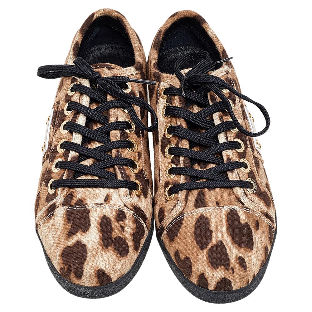 Dolce & Gabbana Braune Sneakers mit Leopardenmuster aus Strickstoff, Größe 37 im Zustand „Hervorragend“ im Angebot in Dubai, Al Qouz 2