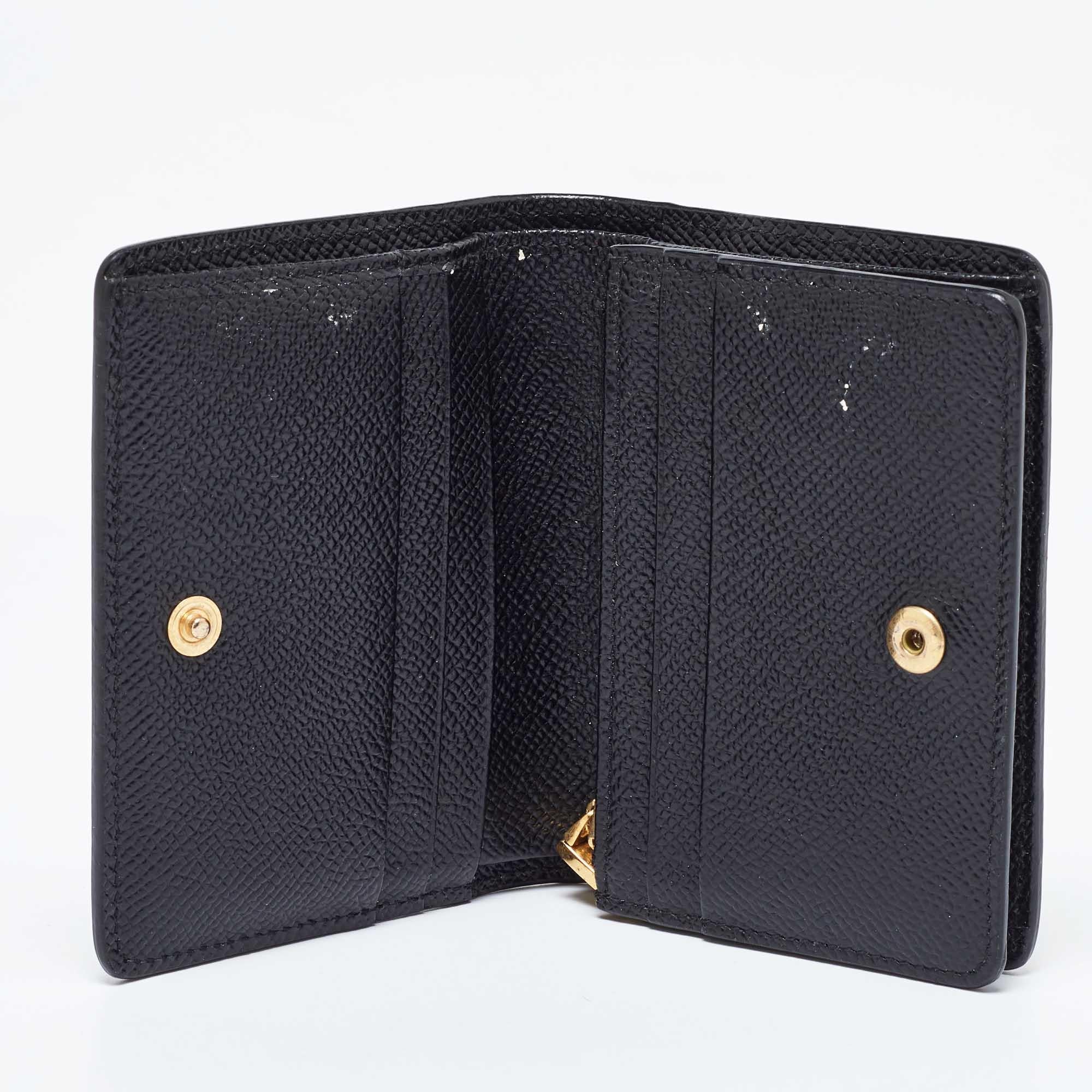 Compact et élégant  ce portefeuille sera votre compagnon préféré. Conçu à partir de matériaux de qualité  L'intérieur est divisé en différents compartiments pour ranger parfaitement vos cartes et votre argent.
