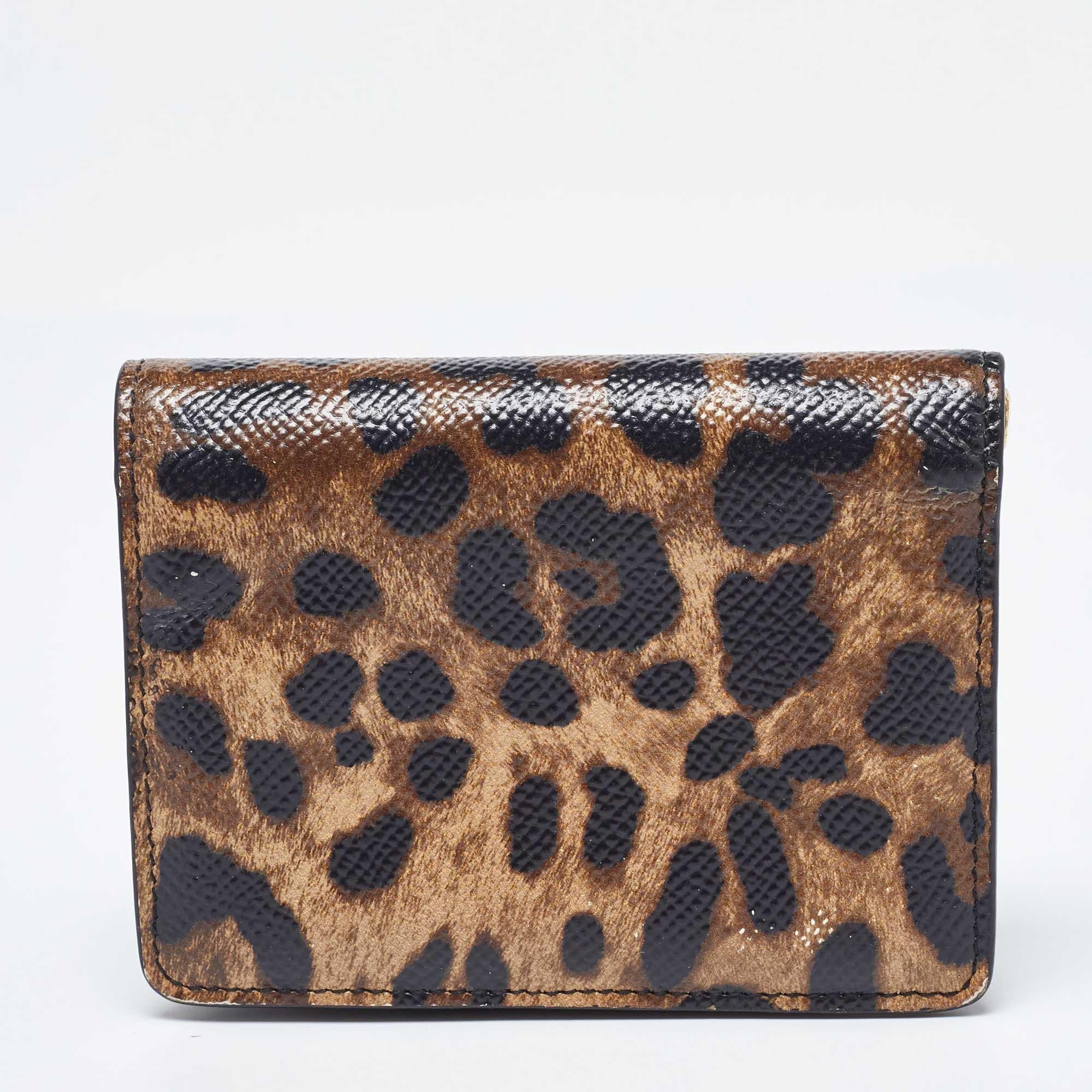 Dolce & Gabbana Portefeuille compact en cuir imprimé léopard avec logo DG, couleur Brown Pour femmes 