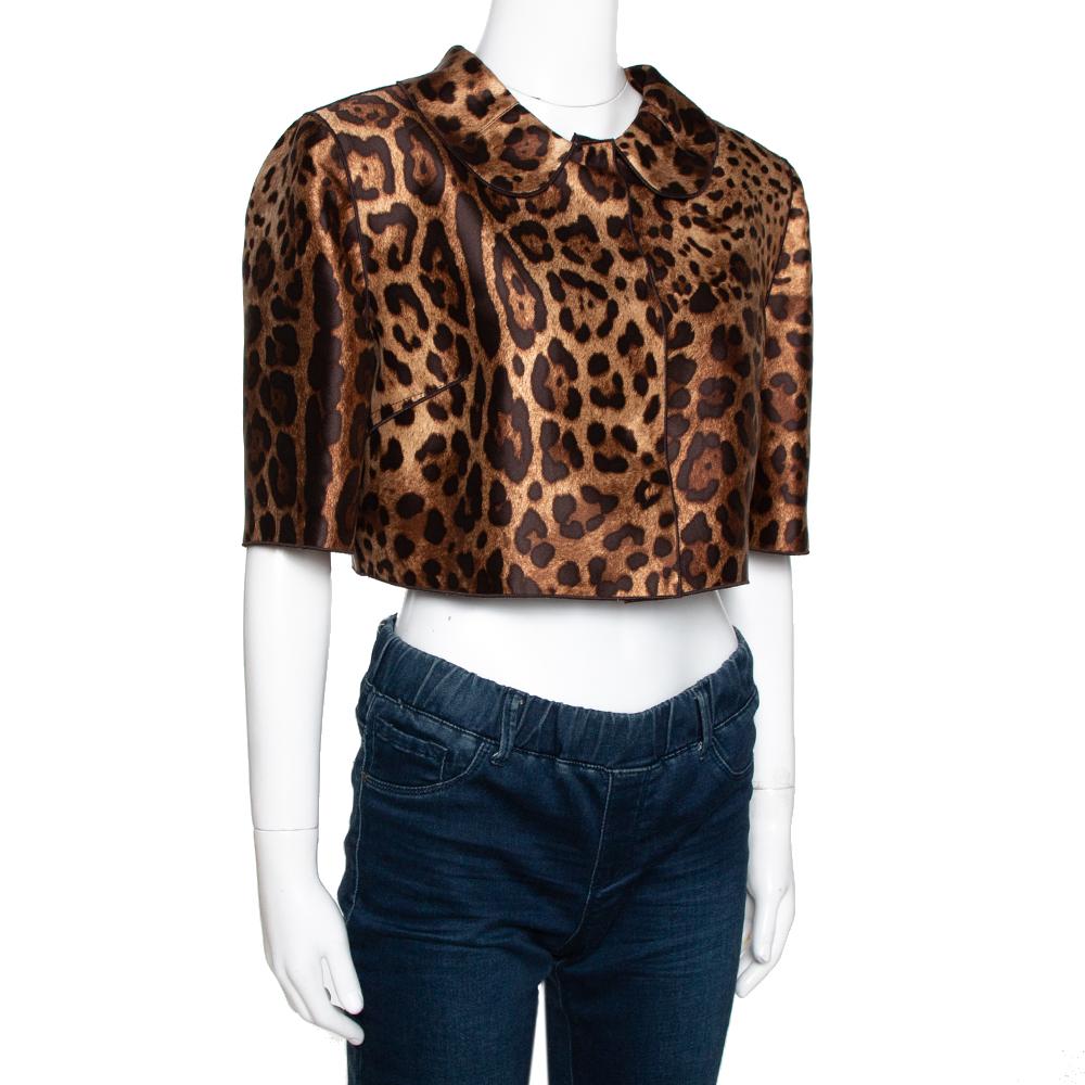 This chic jacket from the house of Dolce & Gabbana will make a statement. Crafted from silk, this cropped blazer features a lovely silhouette. It has a buttoned closure and leopard prints all over for the perfect signature look. This creation will