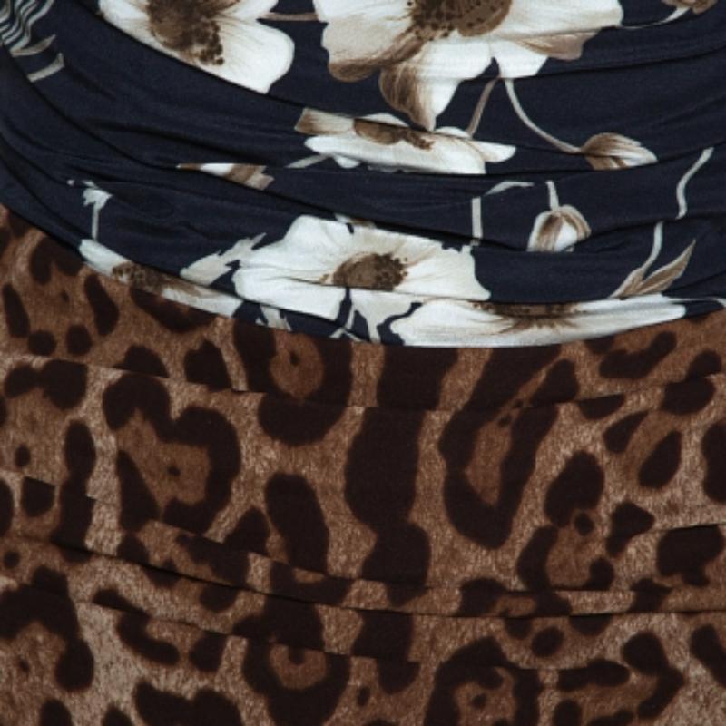 Dolce & Gabbana Braunes Seidenrüschenkleid mit gemischtem Druck S (Schwarz) im Angebot