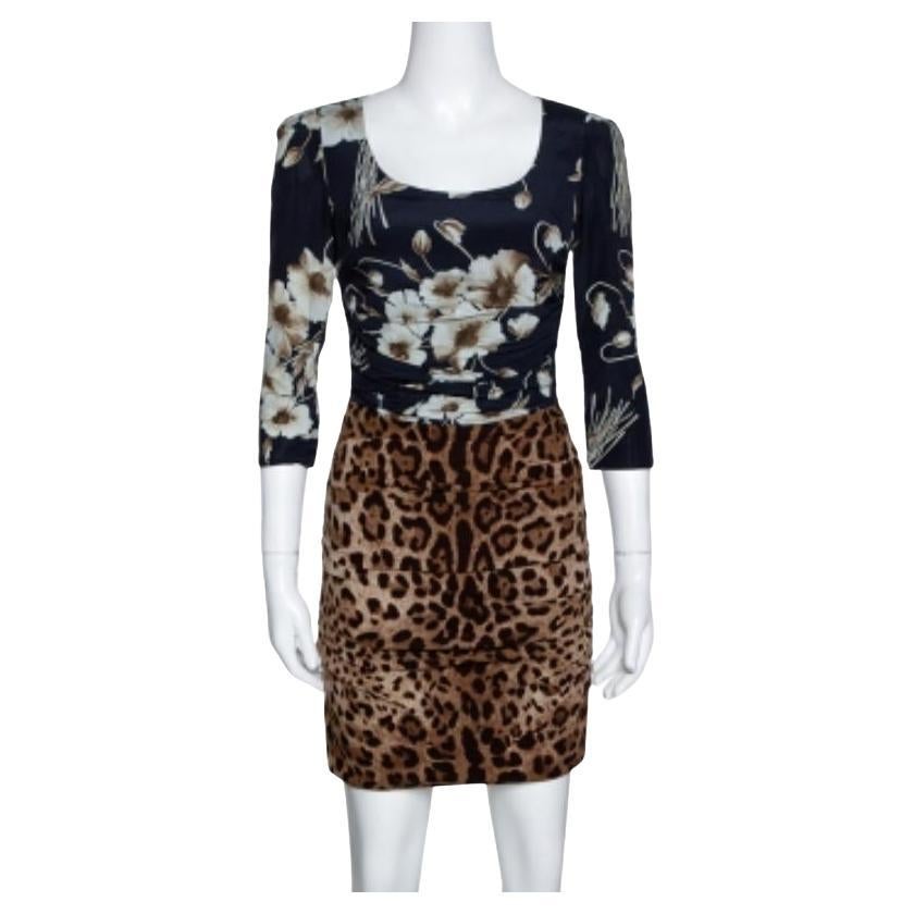 Dolce & Gabbana Braunes Seidenrüschenkleid mit gemischtem Druck S im Angebot