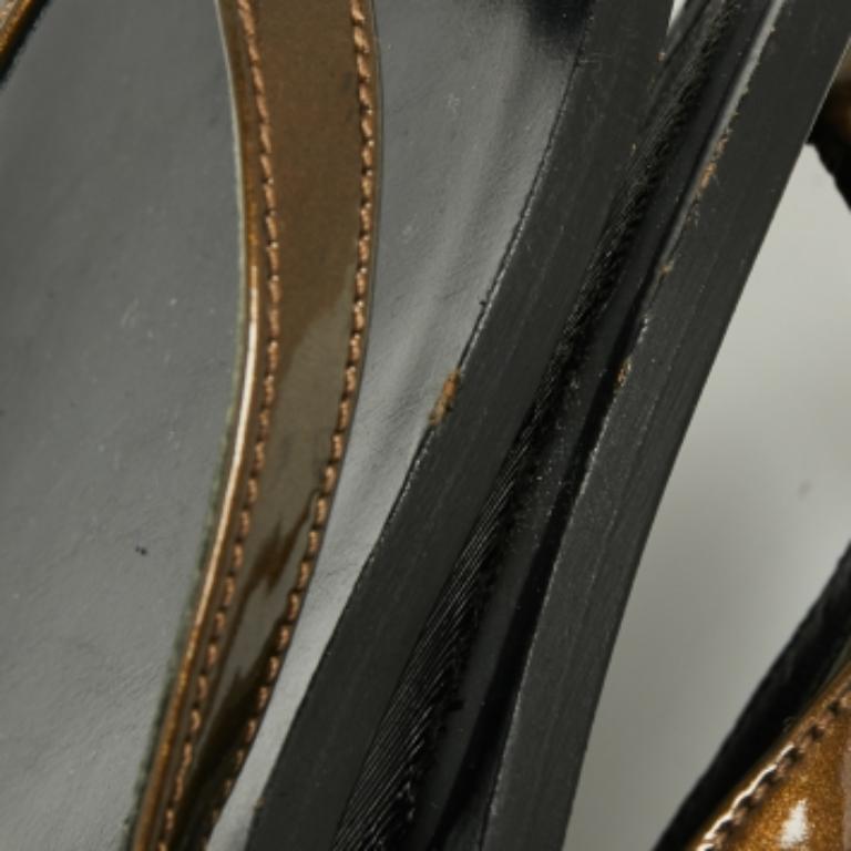 Verleihen Sie Ihrem Freizeitoutfit einen luxuriösen Touch, indem Sie diese flachen Sandalen von Dolce & Gabbana schmücken. Das Paar aus Lackleder ist zum Hineinschlüpfen und hat eine bequeme Innensohle.