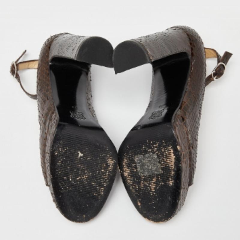 Nero Dolce & Gabbana Pumps con tacco a blocco in pitone marrone taglia 38 in vendita