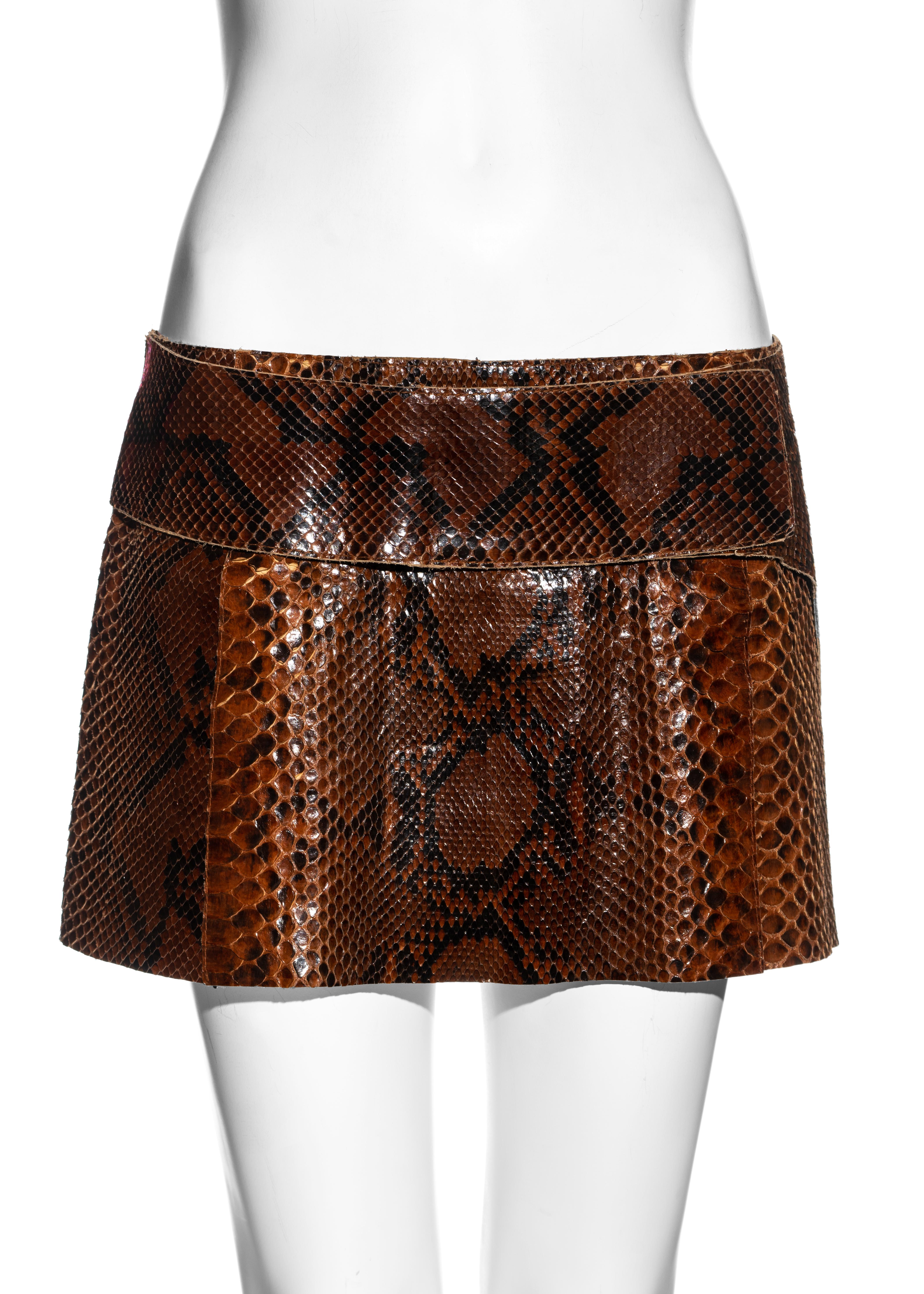 ▪ Dolce & Gabbana brown python mini skirt 
▪ Belt detail
▪ Silk lining 
▪ Leg slit
▪ EU 38
▪ Spring-Summer 2000