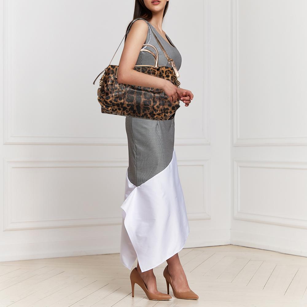 Dolce & Gabbana Umhängetasche aus beschichtetem Segeltuch und Leder in Braun/Roségold mit Leopardenmuster (Schwarz) im Angebot