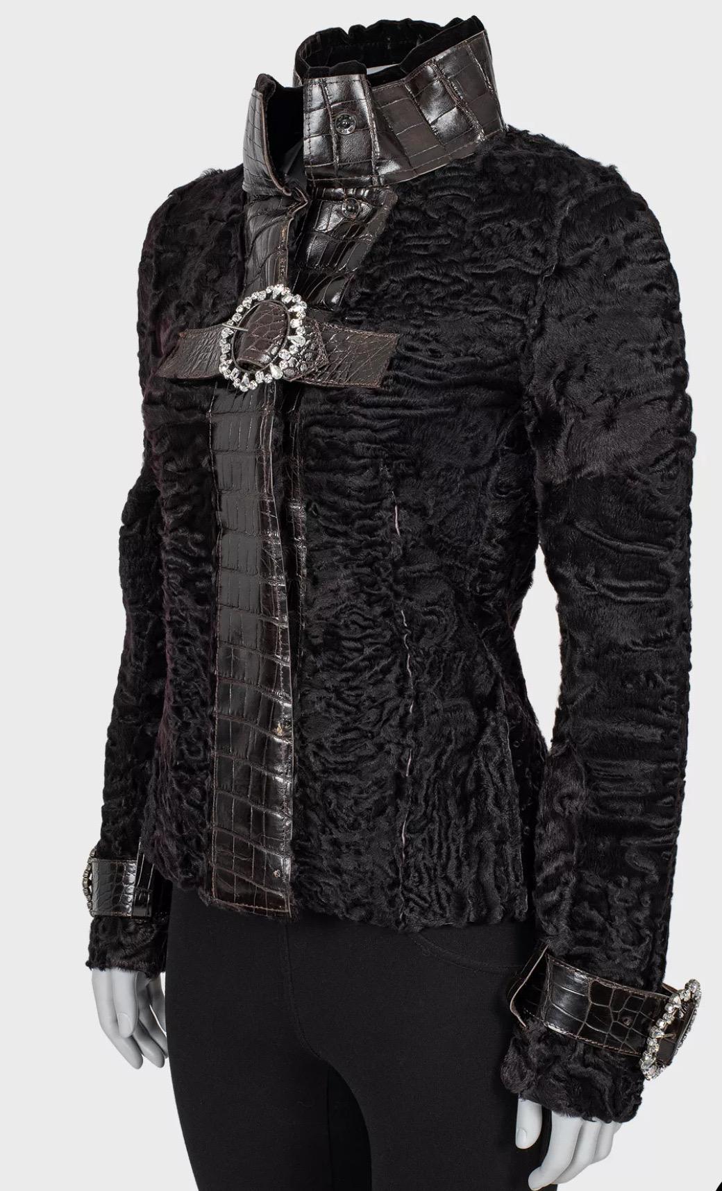 Eleva il tuo stile con questa affascinante giacca in shearling di Dolce & Gabbana! Realizzata in un lussuoso mix di pelle di pecora e alligatore, questa giacca emana raffinatezza e carattere. Le decorazioni in cristallo scintillante aggiungono un