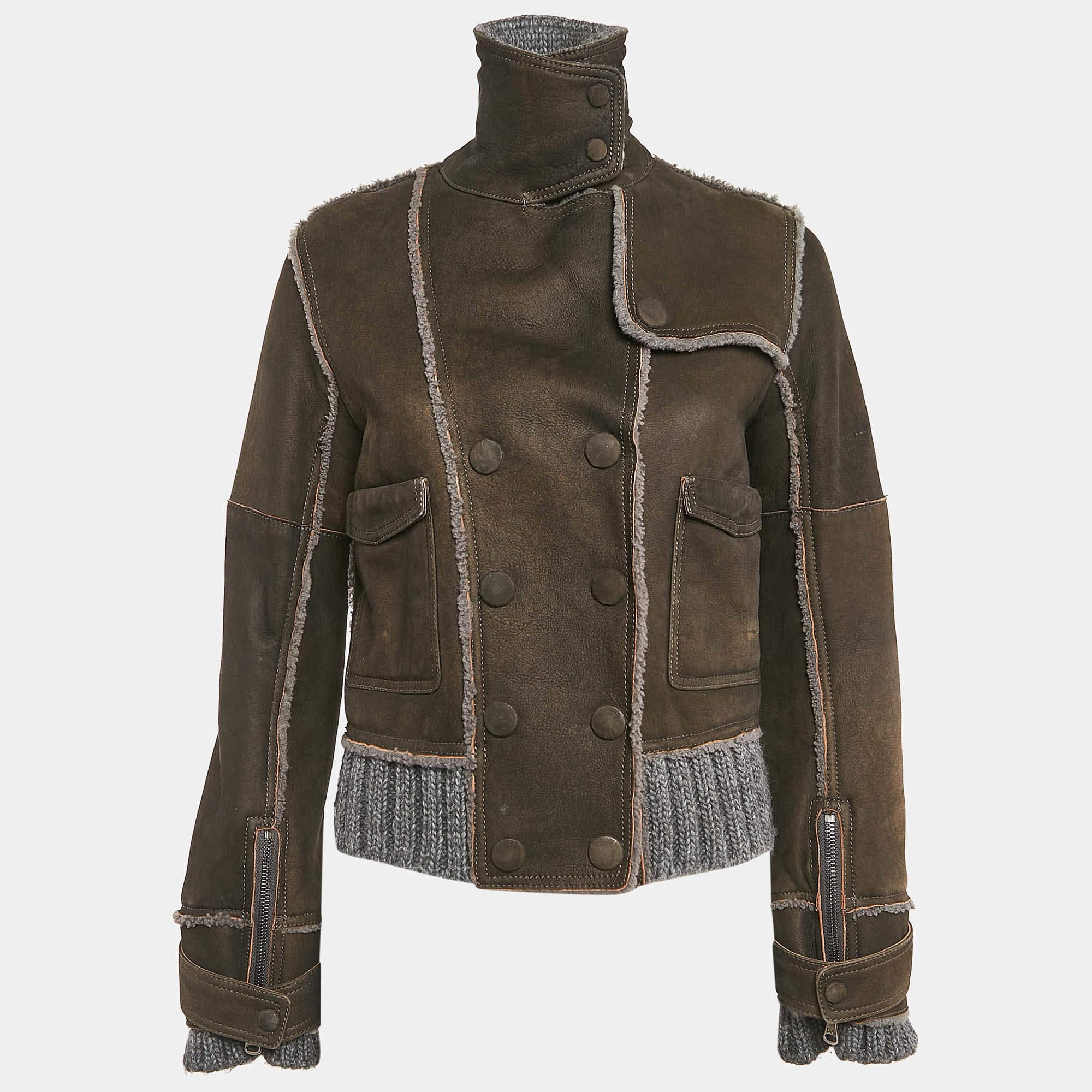 Prova la gioia di una sartoria esperta con questa giacca firmata. Realizzato meticolosamente  offre una vestibilità impeccabile e dettagli di lusso.  garantendo un comfort ineguagliabile. Questa creazione eleverà il tuo stile senza sforzo.