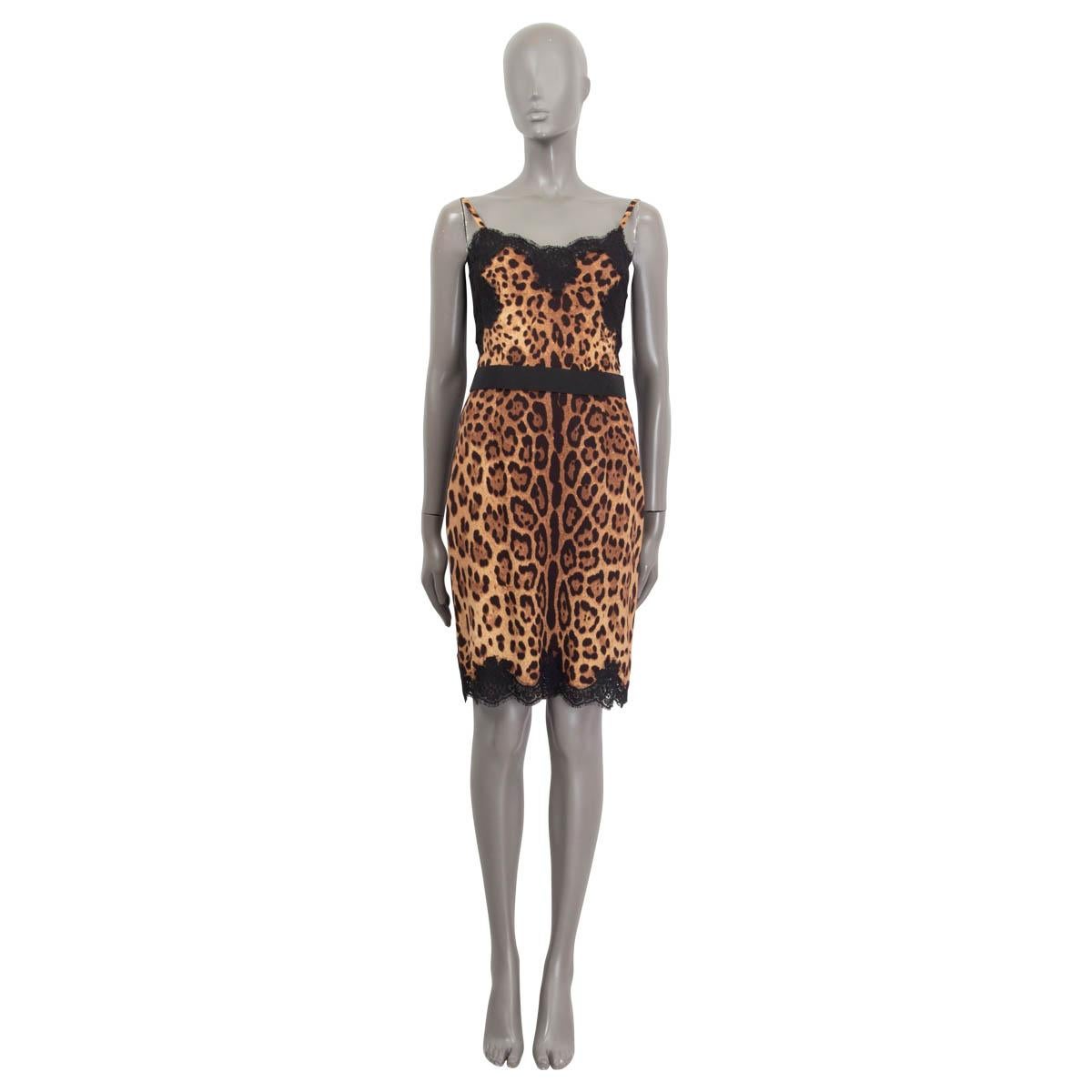 robe sans manches 100% authentique Dolce & Gabbana imprimée léopard en soie noire, marron et beige (78%), coton (12%), nylon (6%) et élasthanne (4%). Elle présente des détails en dentelle semi-transparente à l'ourlet et sur la poitrine. S'ouvre avec