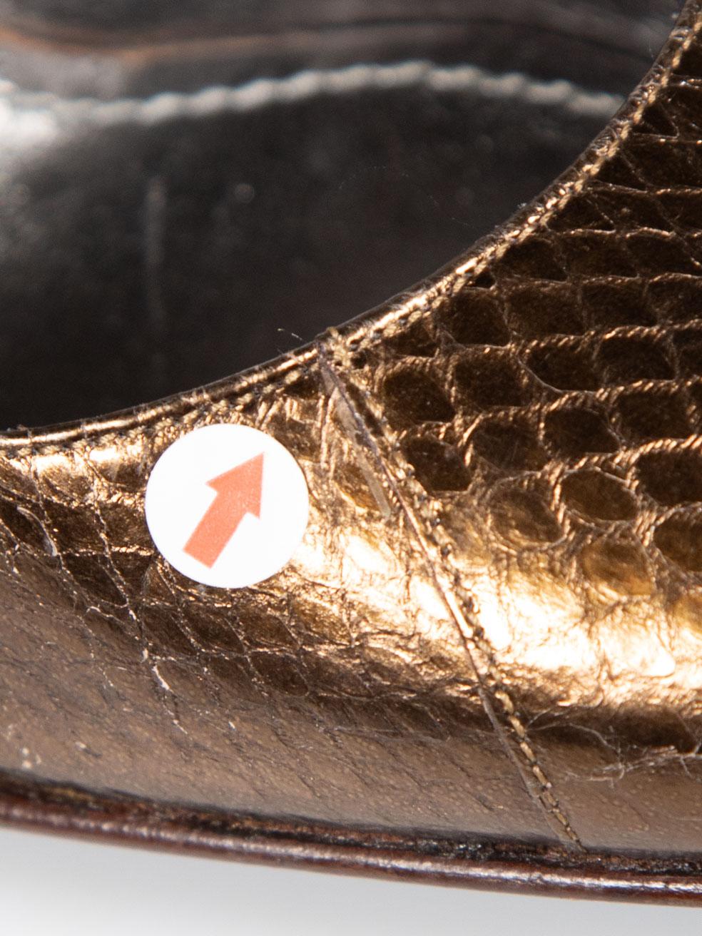 Dolce & Gabbana - Pompe in pelle di serpente marrone Taglia IT 37.5 in vendita 5