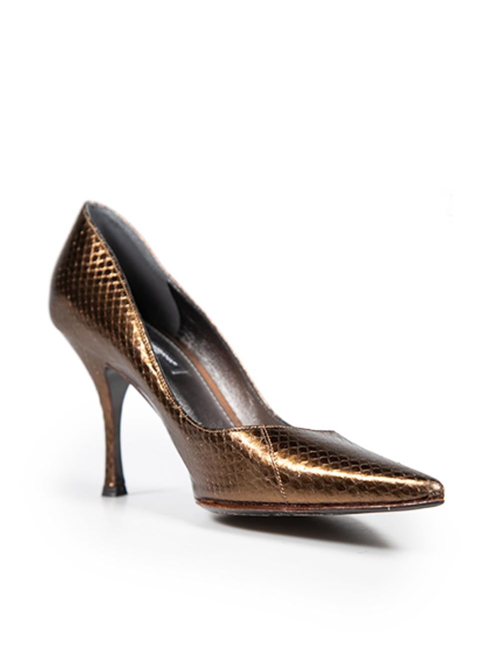 CONDIZIONE: molto buona. I tacchi presentano un'usura minima. Abrasioni sulla punta, sul contrafforte, sul tallone e su entrambi i lati delle scarpe di questo articolo usato di Dolce & Gabbana.
 
 Dettagli
 
 
 Marrone metallizzato
 
 Pelle
 
 Pompe