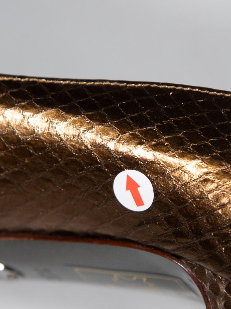 Dolce & Gabbana - Pompe in pelle di serpente marrone Taglia IT 37.5 in vendita 2