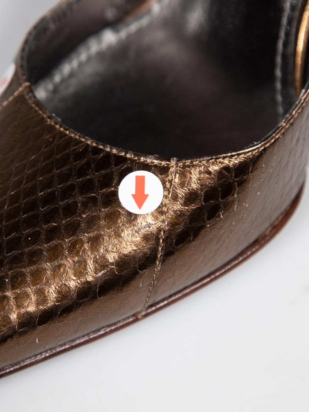 Dolce & Gabbana - Pompe in pelle di serpente marrone Taglia IT 37.5 in vendita 3