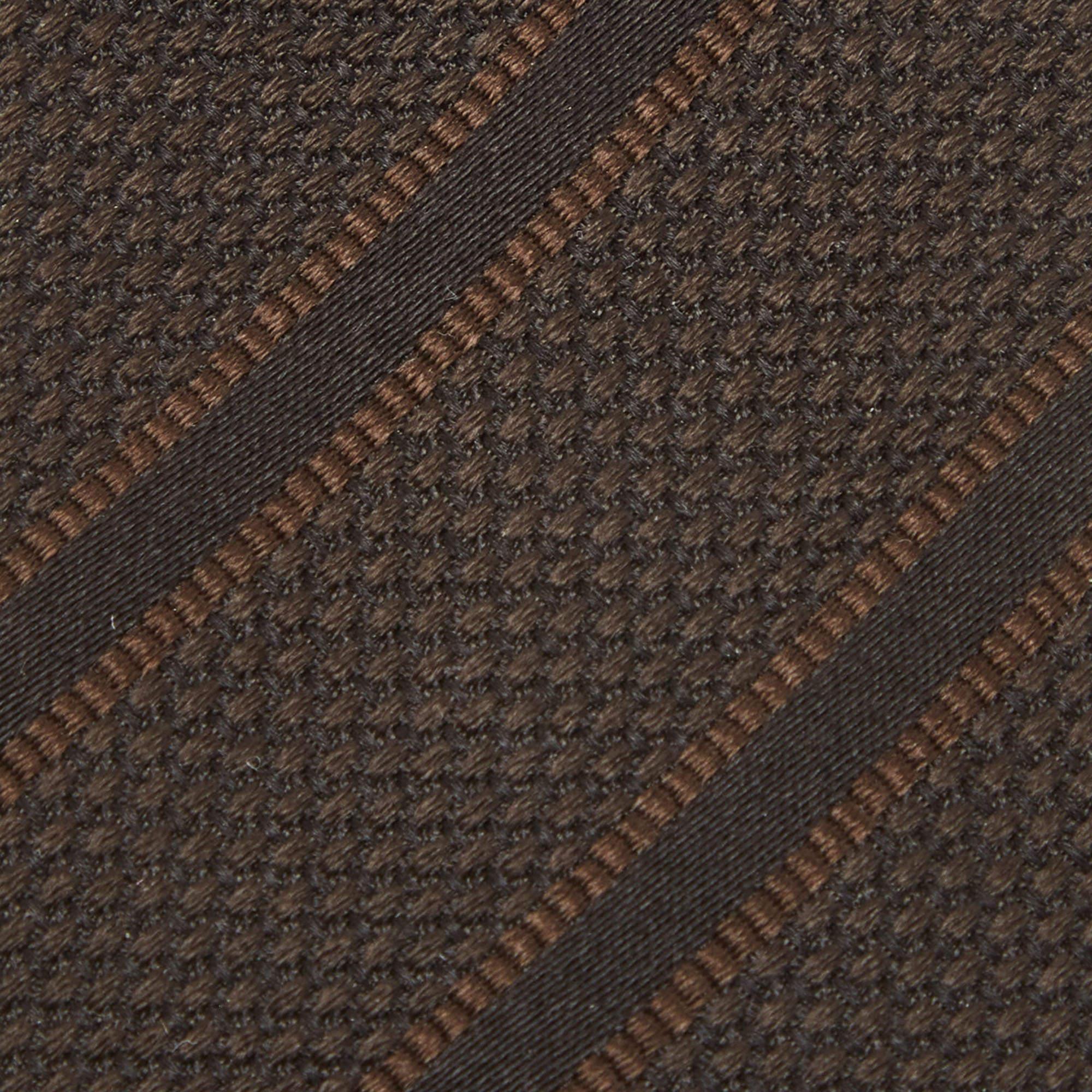 Dolce & Gabbana's brown tie is made from silk and has the stripe design throughout. It has a brand name patch on the rear. Team it up with formal attire for a sharp look.