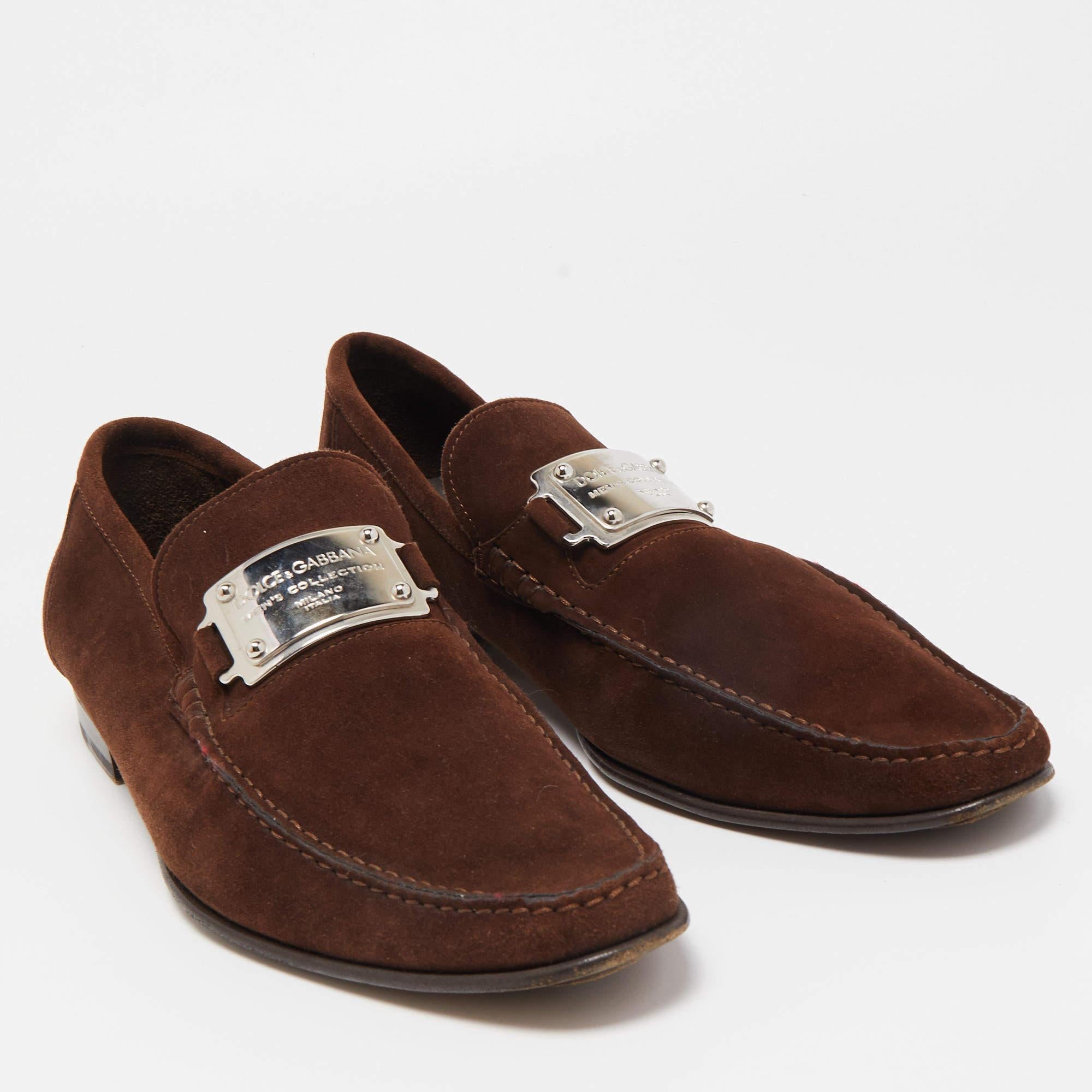 If you are on the lookout for smart and sleek loafers, this Dolce & Gabbana creation is the answer. Crafted from suede and leather into a lovely shape, these loafers bring a blend of luxury and comfort. They feature logo plates on the uppers,