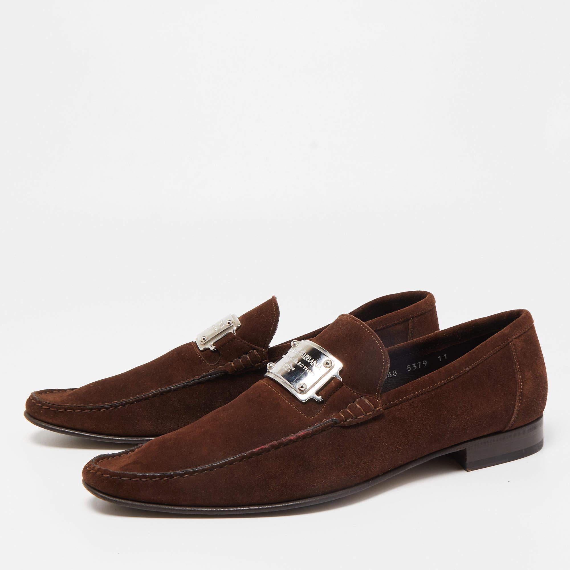 Dolce & Gabbana Brown Suede And Leather Logo Plate Slip On Loafers Size 45 In Good Condition For Sale In Dubai, Al Qouz 2