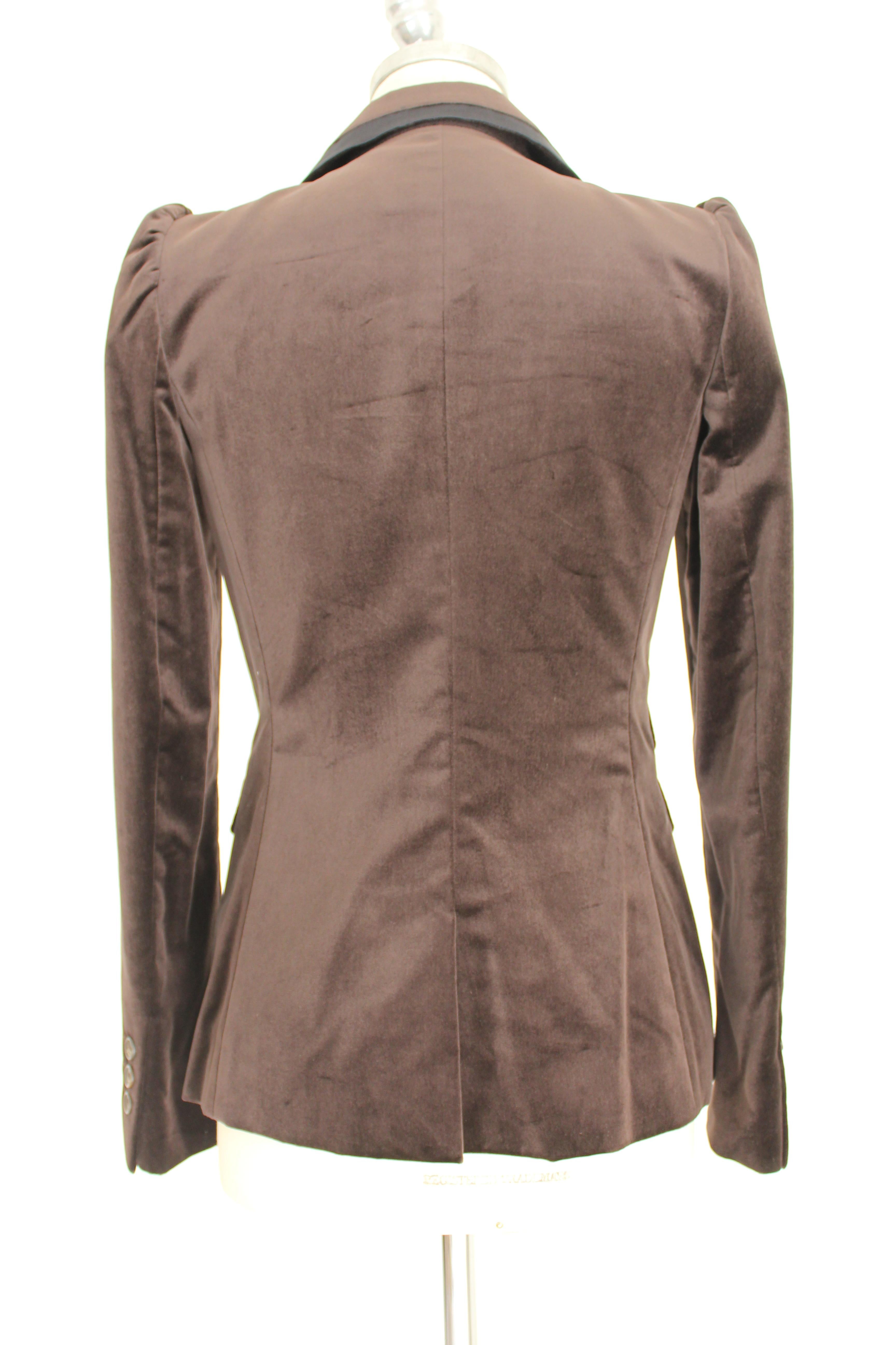 Dolce & Gabbana 90's vintage women's jacket. Flared brown color, velvet fabric with black satin edges. Made in Italy. Excellent vintage condition.

Size: 42 It 8 Us 10 Uk

Shoulder: 42 cm
Bust/Chest: 44 cm
Sleeve: 62 cm
Length: 77 cm