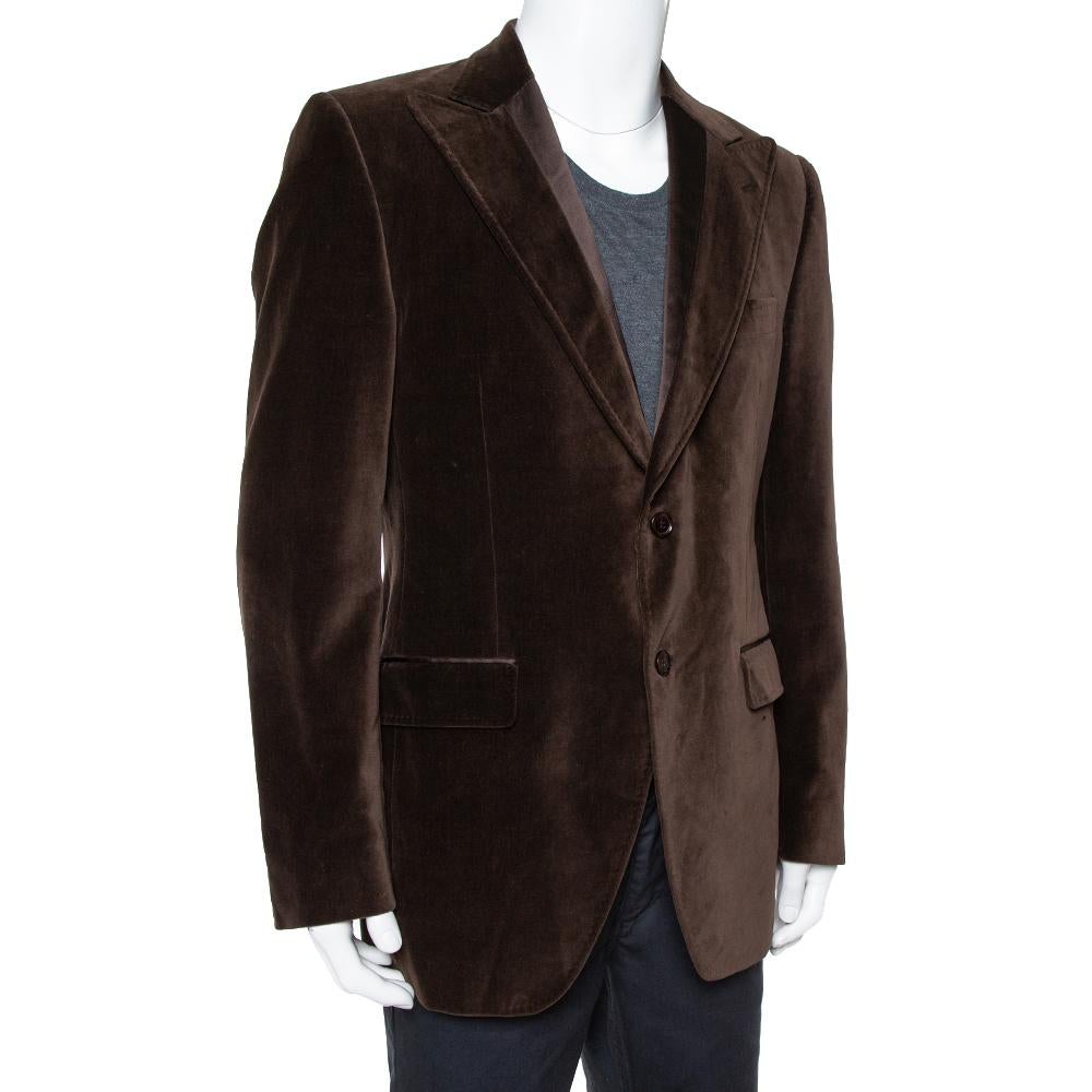 This brown men's blazer from Dolce & Gabbana is made of velvet into a fine silhouette. It flaunts peak lapels, front button fastening, and three pockets. You'll look stylish when you'll wear this creation with your formal ensemble

