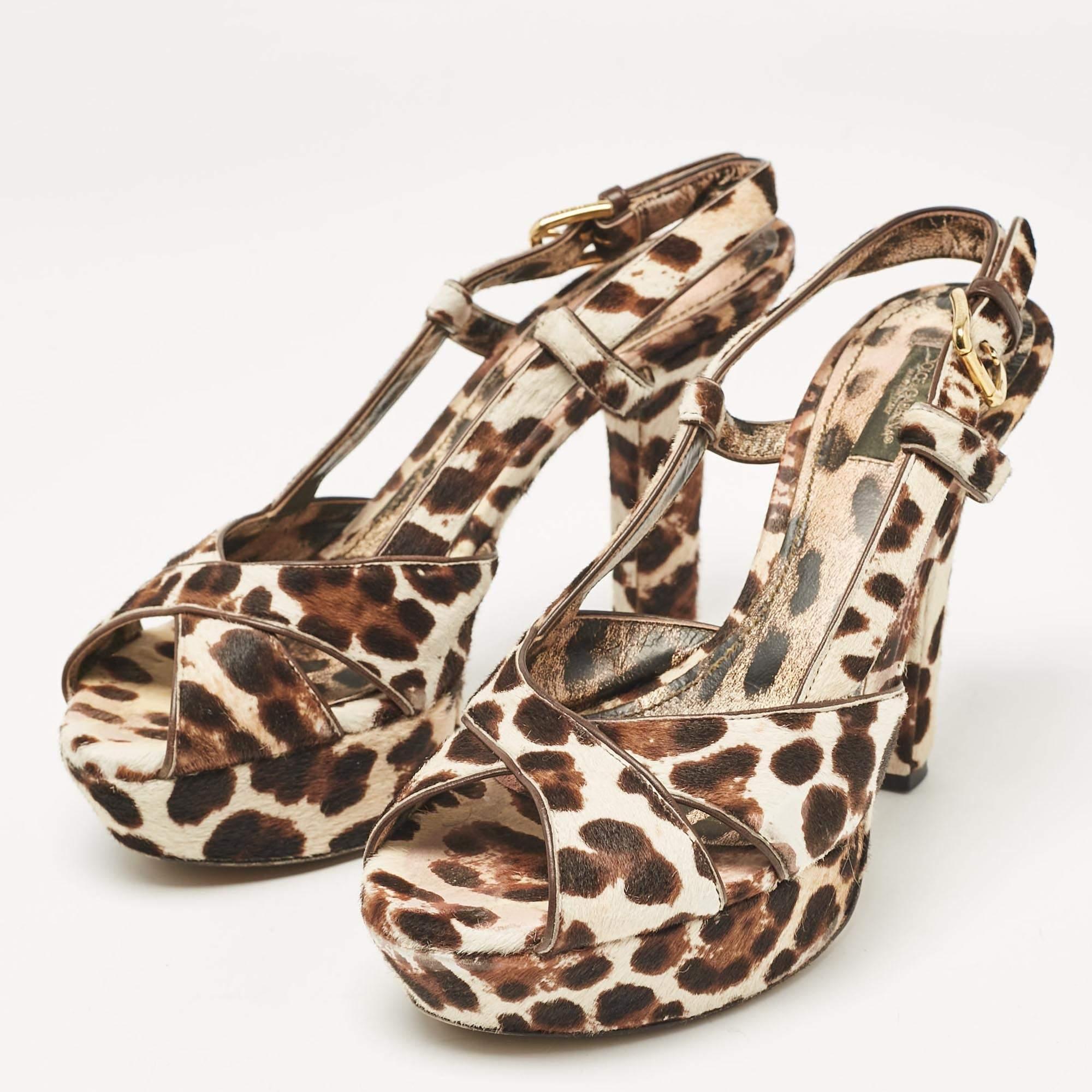 Puedes contar con estas sandalias Dolce & Gabbana para completar un look de día o de noche. Están bellamente elaboradas y diseñadas para ofrecer el ajuste adecuado y una cómoda elevación.