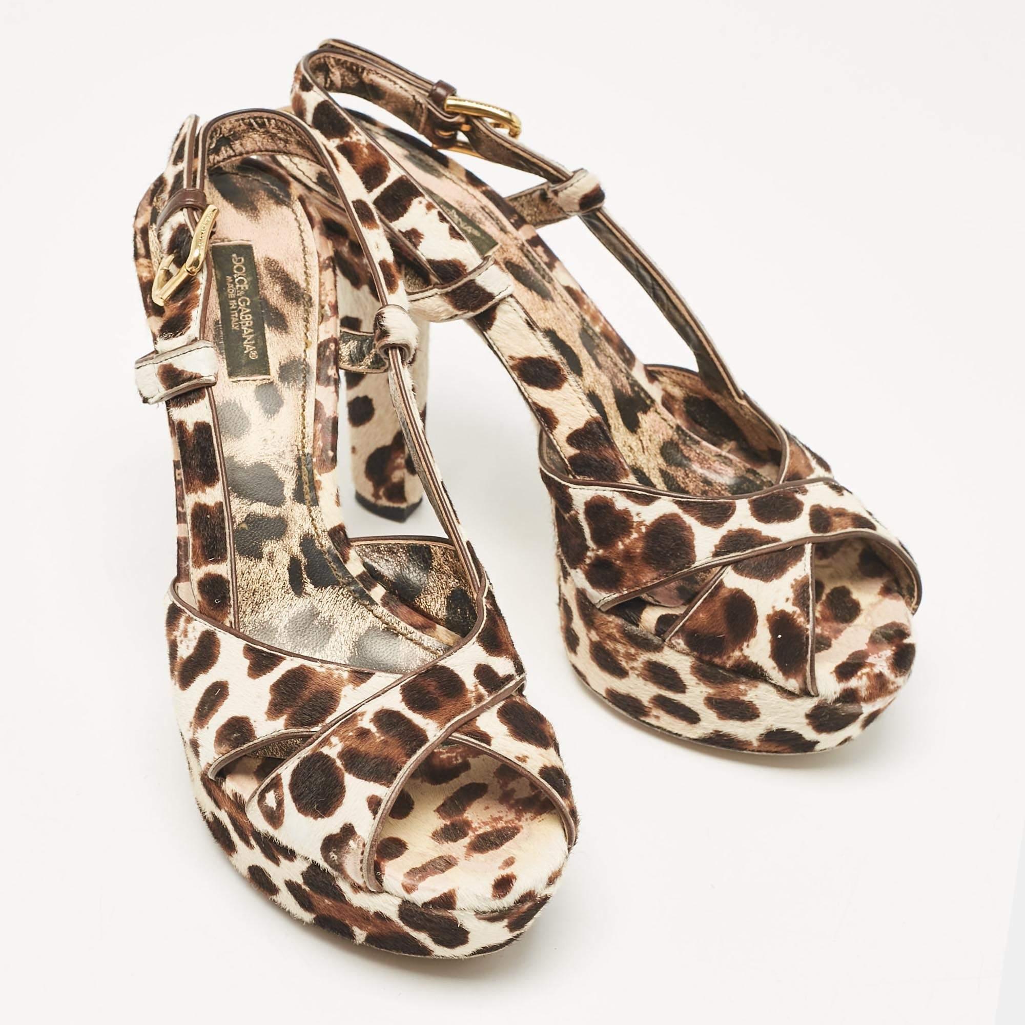 Sandalias con correa en el tobillo de pelo de becerro marrón/blanco Dolce & Gabbana talla 38.5 en Bueno estado para la venta en Dubai, Al Qouz 2