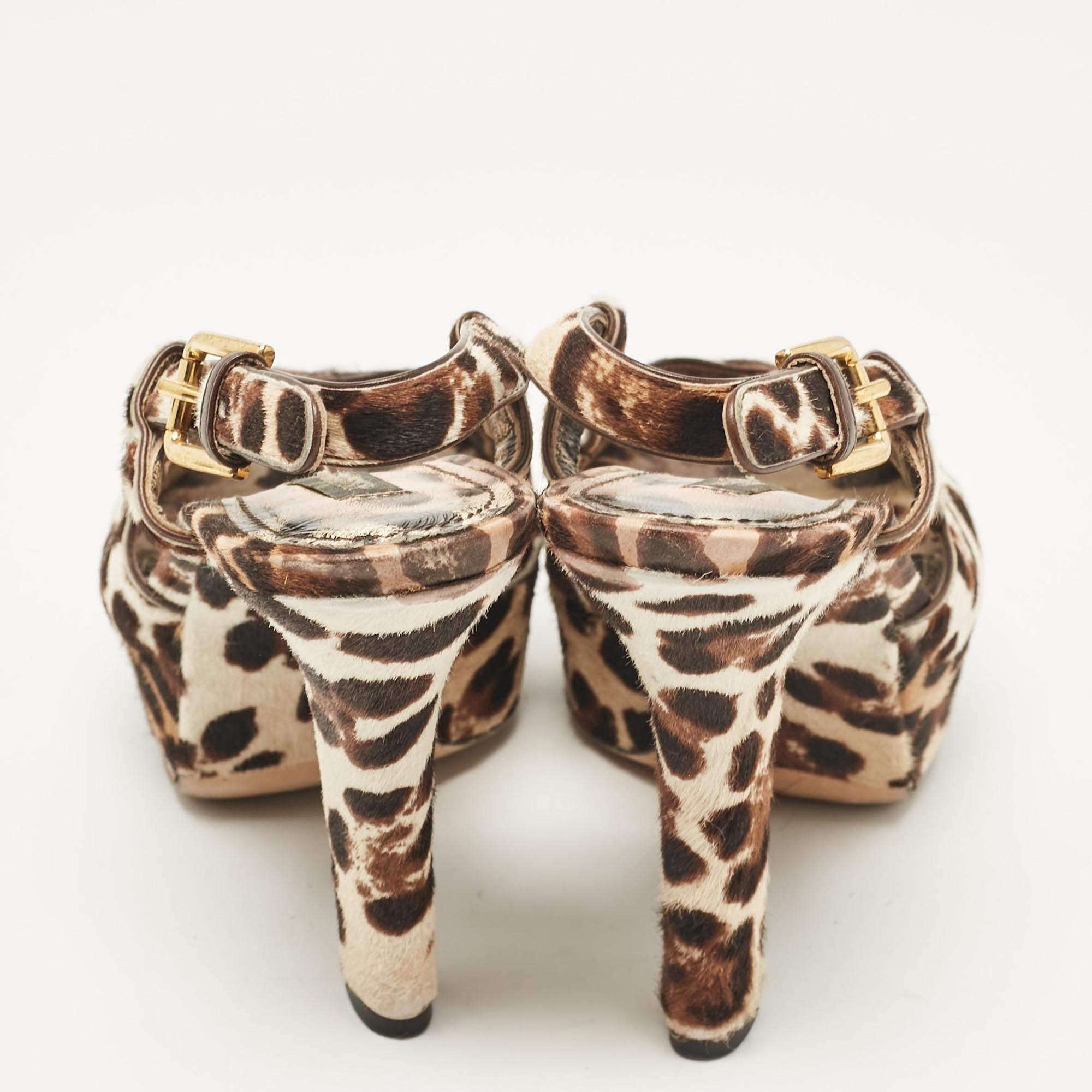 De las mujeres Sandalias con correa en el tobillo de pelo de becerro marrón/blanco Dolce & Gabbana talla 38.5 en venta