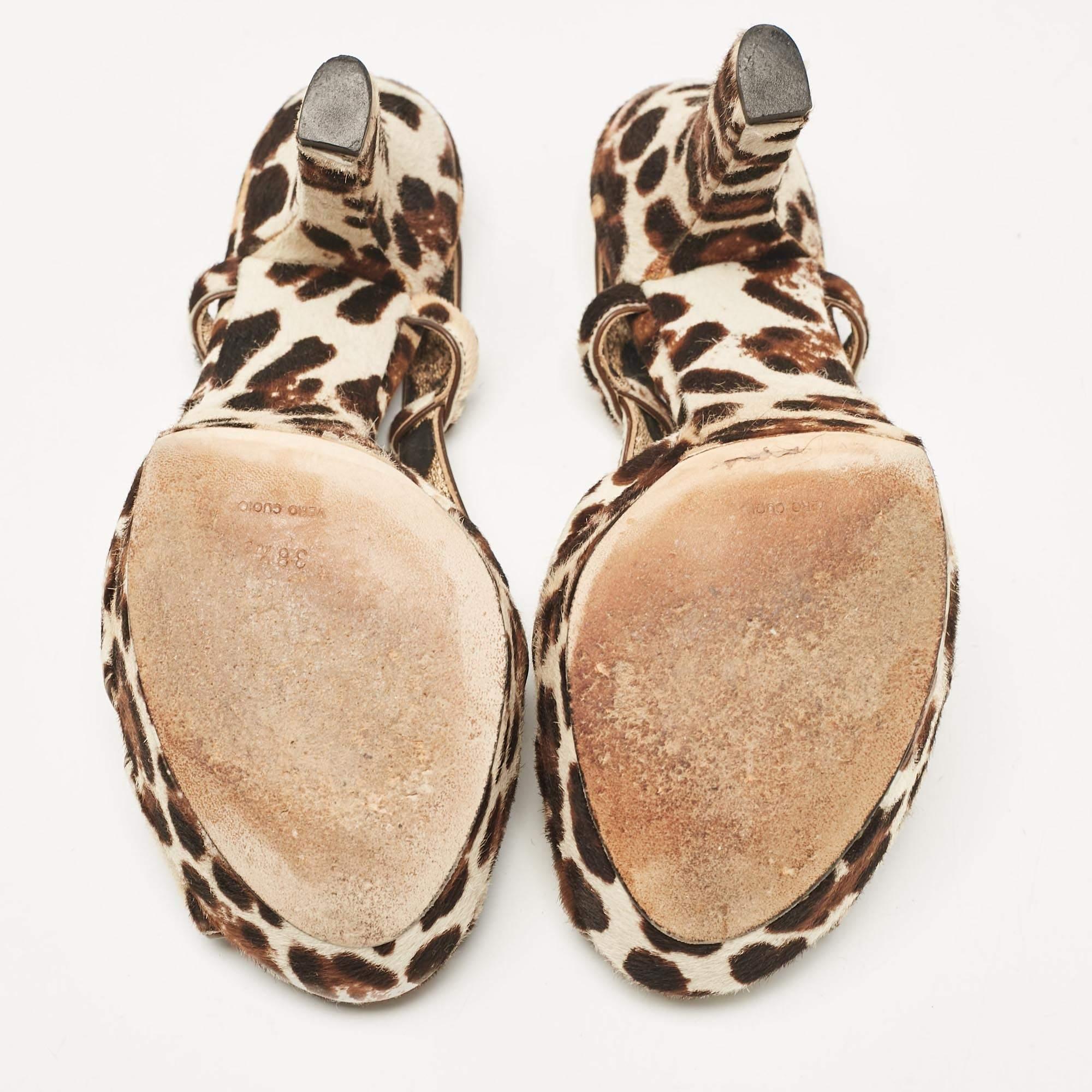 Sandalias con correa en el tobillo de pelo de becerro marrón/blanco Dolce & Gabbana talla 38.5 en venta 1