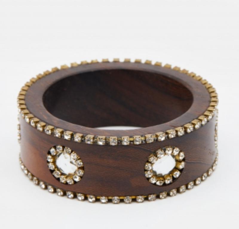 Un'elegante creazione per abbellire il tuo polso, questo braccialetto è stato creato con attenzione ai dettagli. È realizzato in materiale resistente per durare di stagione in stagione e sarà un pezzo forte del tuo guardaroba.