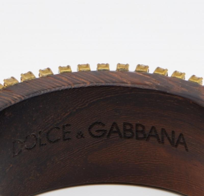 Dolce & Gabbana - Bracciale largo in legno marrone impreziosito da cristalli In condizioni buone in vendita a Dubai, Al Qouz 2