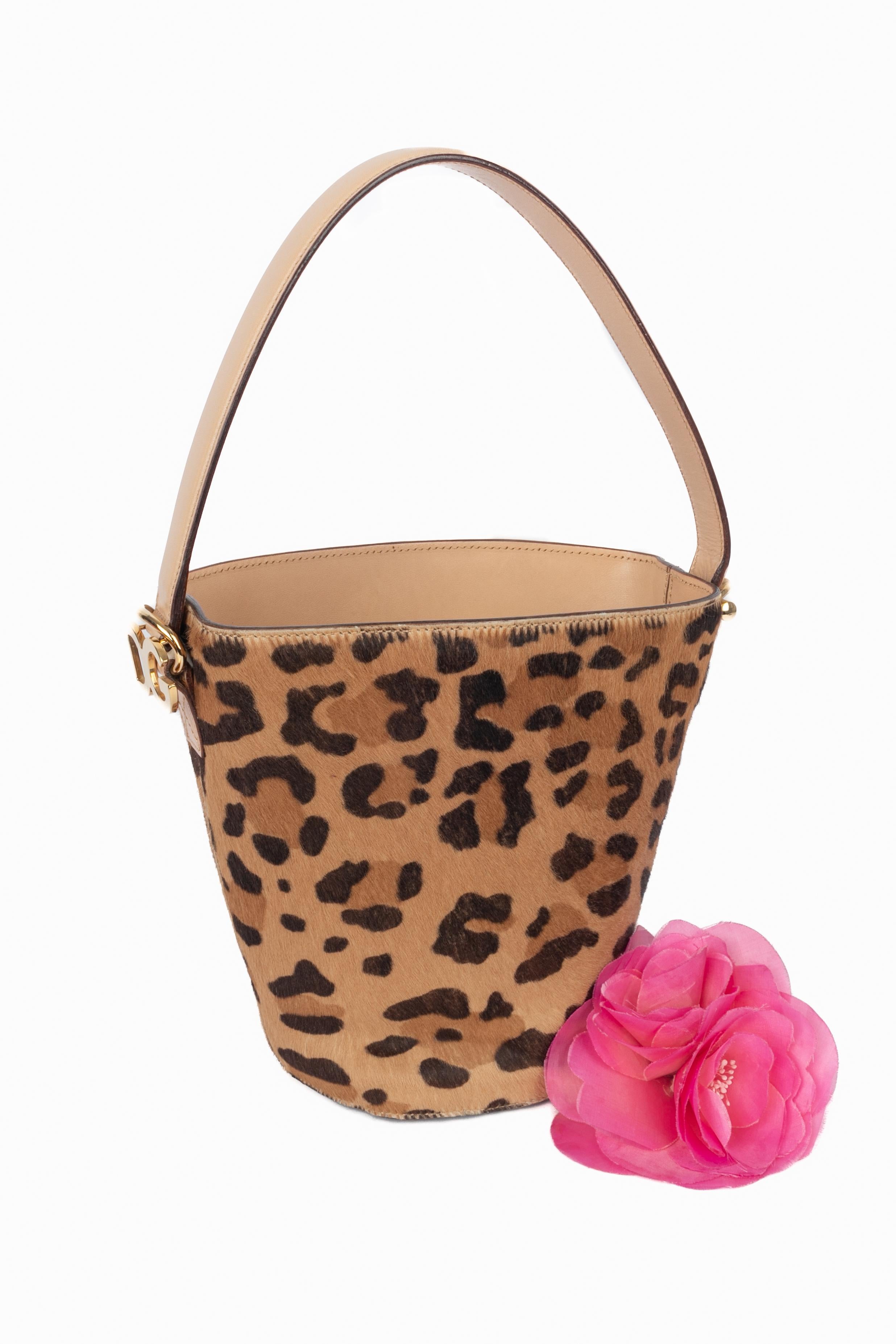 DOLCE & GABBANA - (Made in Italy) Borsa a secchiello in pelo di vitello con stampa animalier. Interno in tela beige, manico in pelle che termina con il logo della casa in metallo dorato. Una collezione del 2008 sotto la direzione artistica di