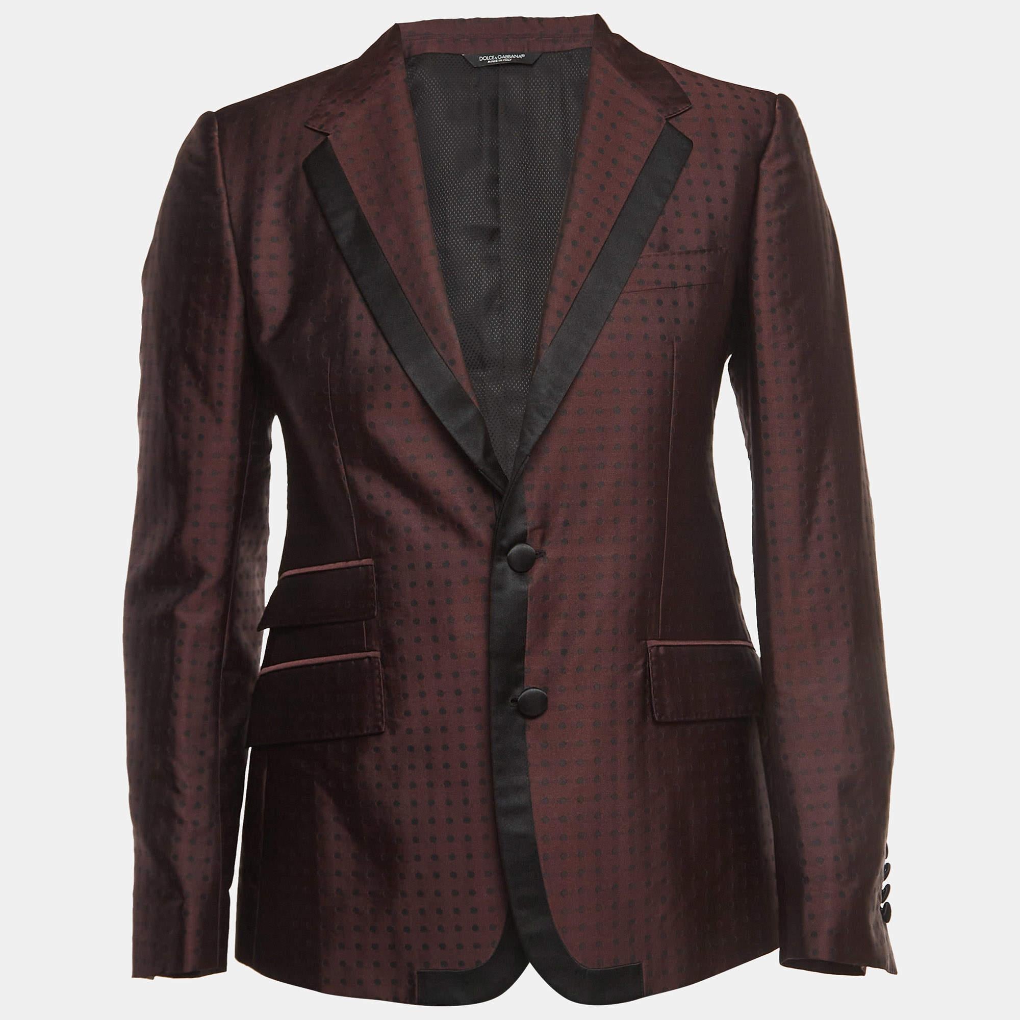 This blazer brings you both class and luxury as you wear it. It is highlighted with long sleeves and classic details, thus granting a polished, formal finish.

