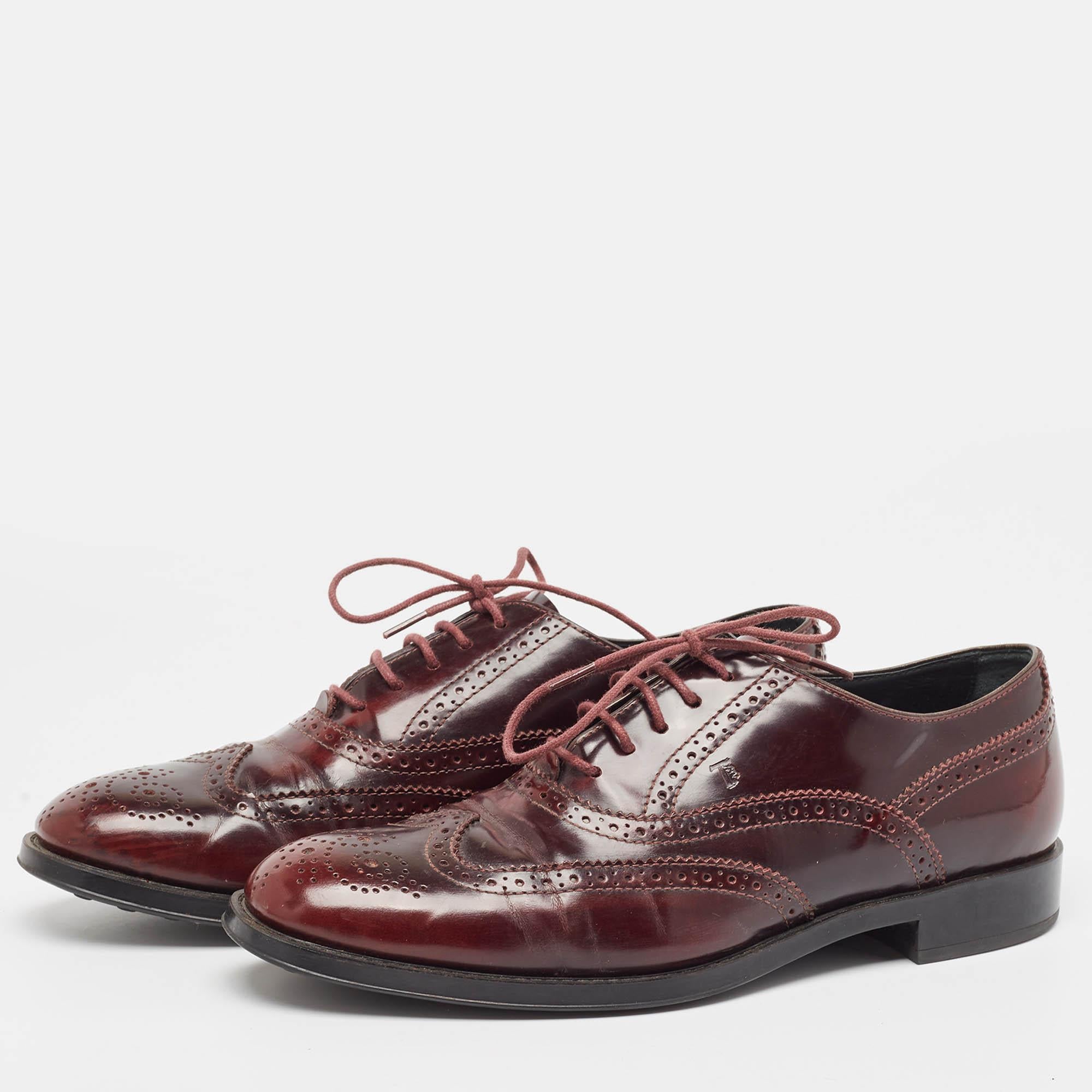 These oxfords are designed from the finest material featuring an elegant look sturdy soles and lace ups on the vamps. Team these shoes with tailored pants and a blazer for a smart formal look.