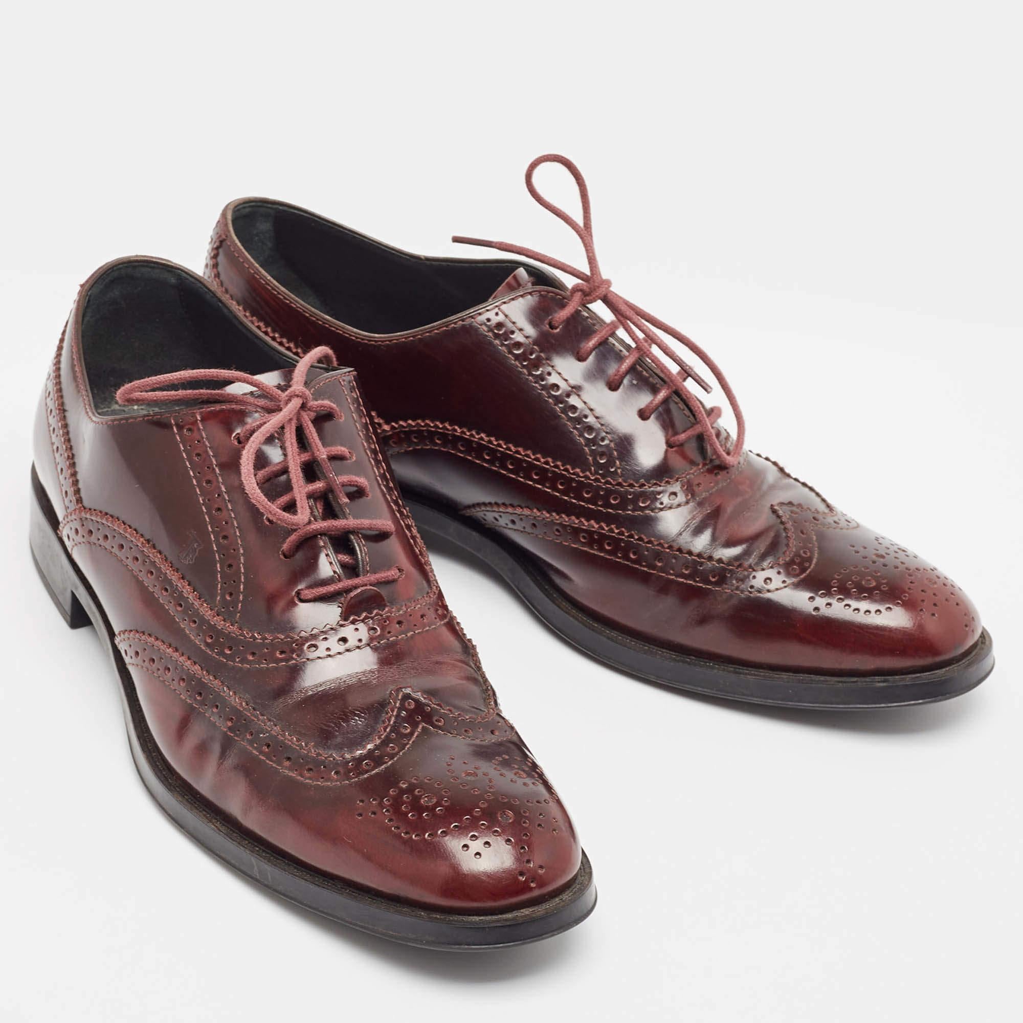 Dolce & Gabbana Burgundy Brogue Leather Lace Up Oxfords Size 38.5 In Good Condition For Sale In Dubai, Al Qouz 2