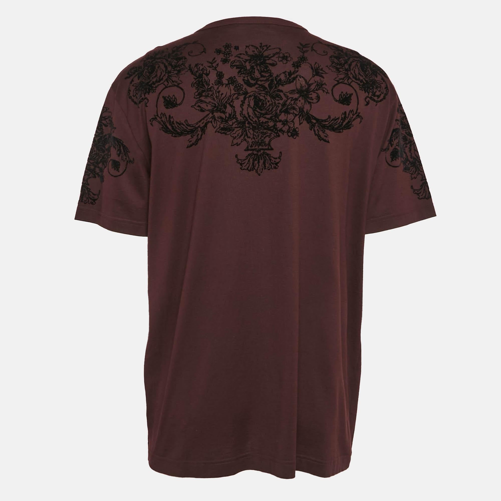 Ob Sie mit Freunden ausgehen oder einfach nur faulenzen wollen, dieses T-Shirt ist vielseitig einsetzbar und lässt sich auf viele Arten stylen. Es wurde aus feinem Stoff hergestellt.