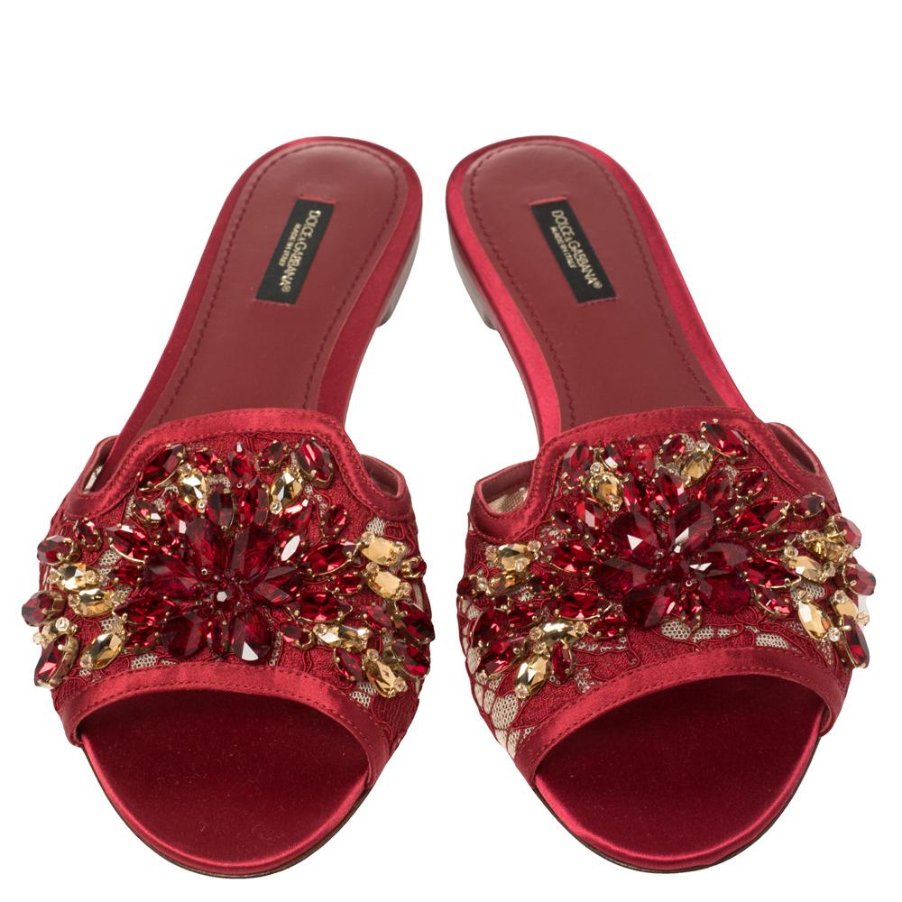 Dolce & Gabbana Burgundy Lace Crystal Embellished Flats Size 38.5 In New Condition In Dubai, Al Qouz 2