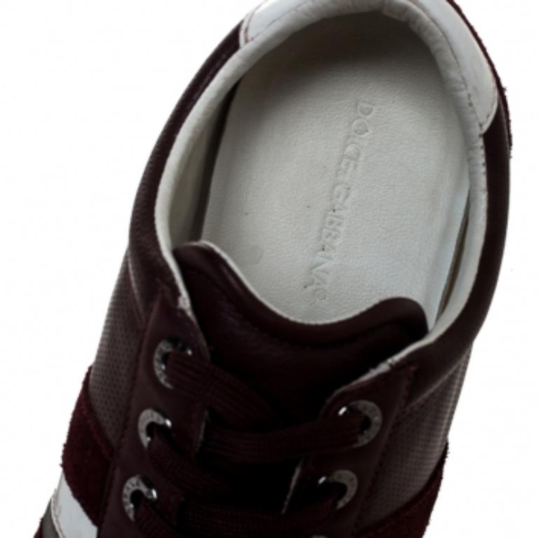 Ces baskets Dolce & Gabbana constituent un excellent achat. Elles ont été confectionnées en cuir et daim bordeaux et sont très élégantes. Elles sont dotées d'un devant à lacets, d'un logo en métal sur l'empeigne, d'une doublure et d'une semelle