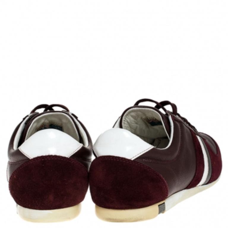 Dolce & Gabbana Baskets bordeaux en cuir et daim avec logo en métal, taille 43,5 Bon état - En vente à Dubai, Al Qouz 2