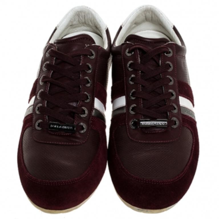 Dolce & Gabbana Baskets bordeaux en cuir et daim avec logo en métal, taille 43,5 en vente 1