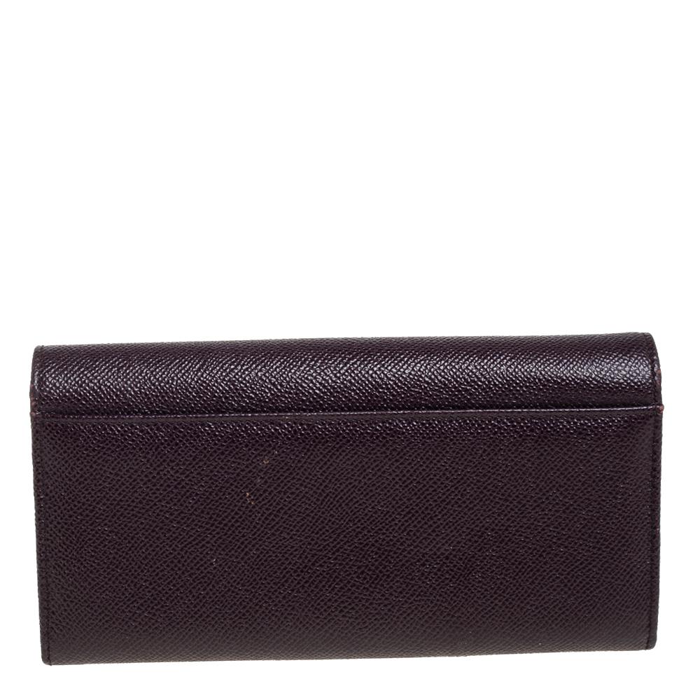 Ensure your essentials are in place with this Dauphine Continental wallet from Dolce & Gabbana. Crafted using leather, the burgundy wallet for women has a flap closure to secure the well-designed interior.

Includes: Authenticity Card, Price Tag