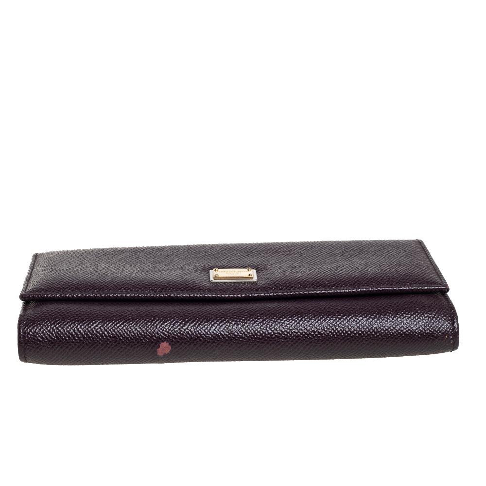 Dolce & Gabbana Burgunderfarbene kontinentale Dauphine-Brieftasche aus Leder (Schwarz) im Angebot