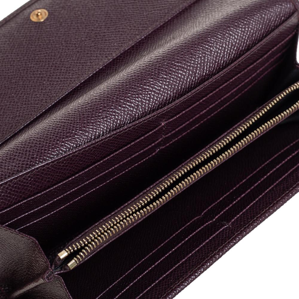 Dolce & Gabbana Burgunderfarbene kontinentale Dauphine-Brieftasche aus Leder im Angebot 1