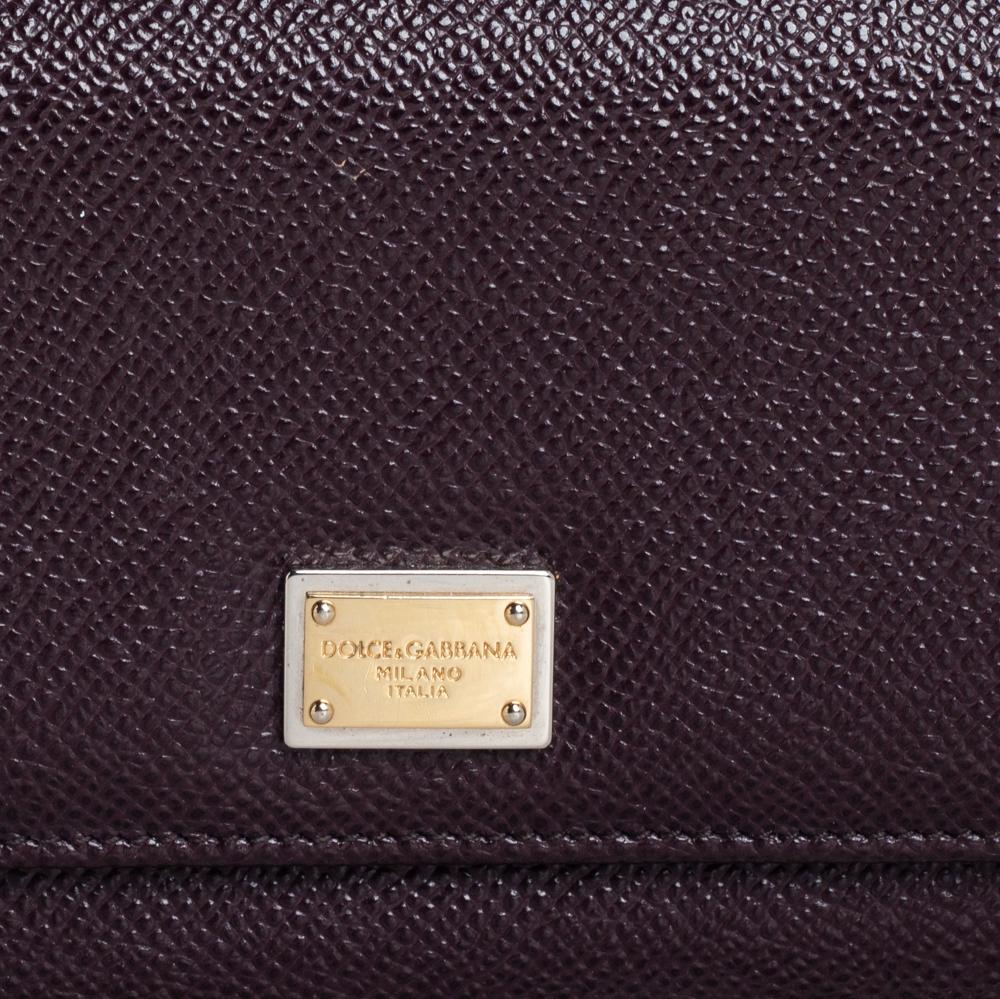 Dolce & Gabbana Burgunderfarbene kontinentale Dauphine-Brieftasche aus Leder im Angebot 4