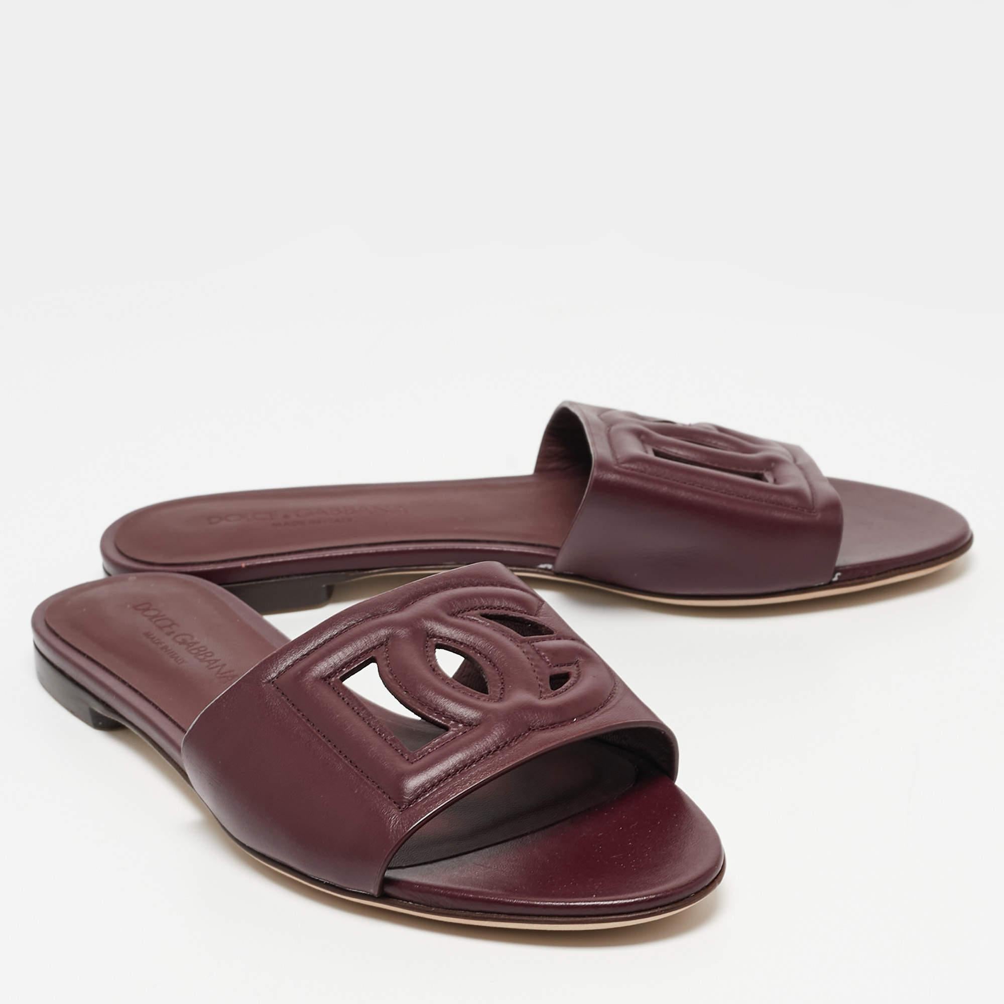Dolce & Gabbana Burgundy Leather DG Cut Out Flat Slides Size 36 In Good Condition In Dubai, Al Qouz 2